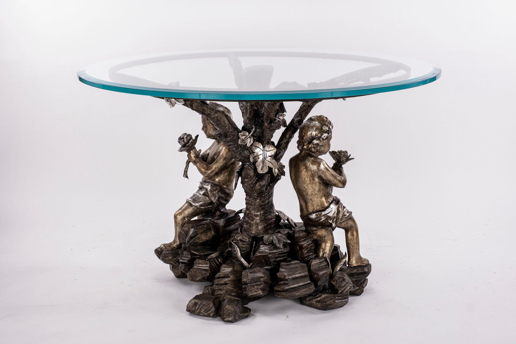 Magnifique table centrale baroque italienne du XVIIIe siècle en bois doré et polychrome avec putti et plateau en verre Starphire.

Condit : Base de table en bois doré en excellent état ancien avec des usures de surface et des réparations mineures