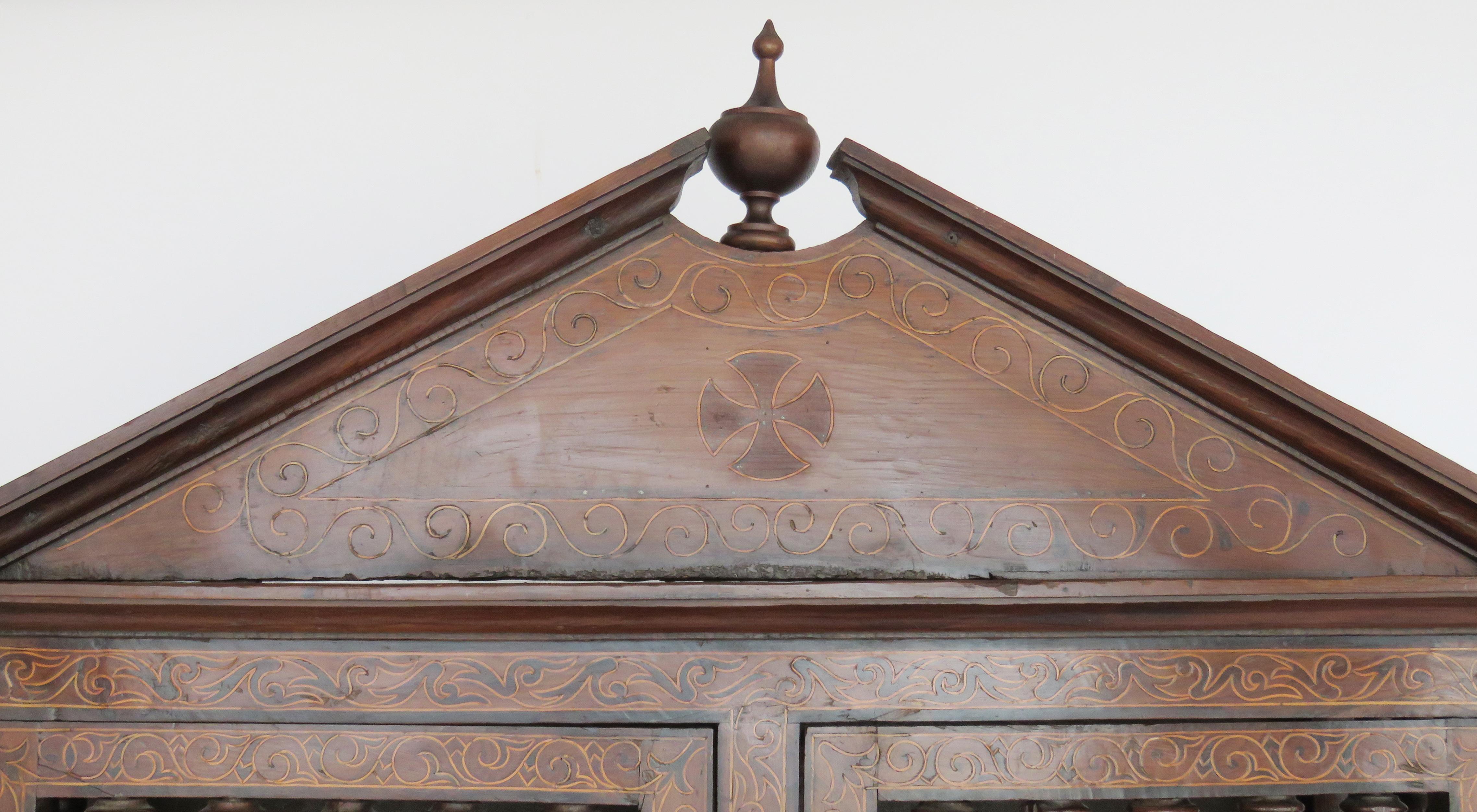 18th Century Baroque Spindle Inlaid Walnut Cabinet In Good Condition For Sale In Alella, ES