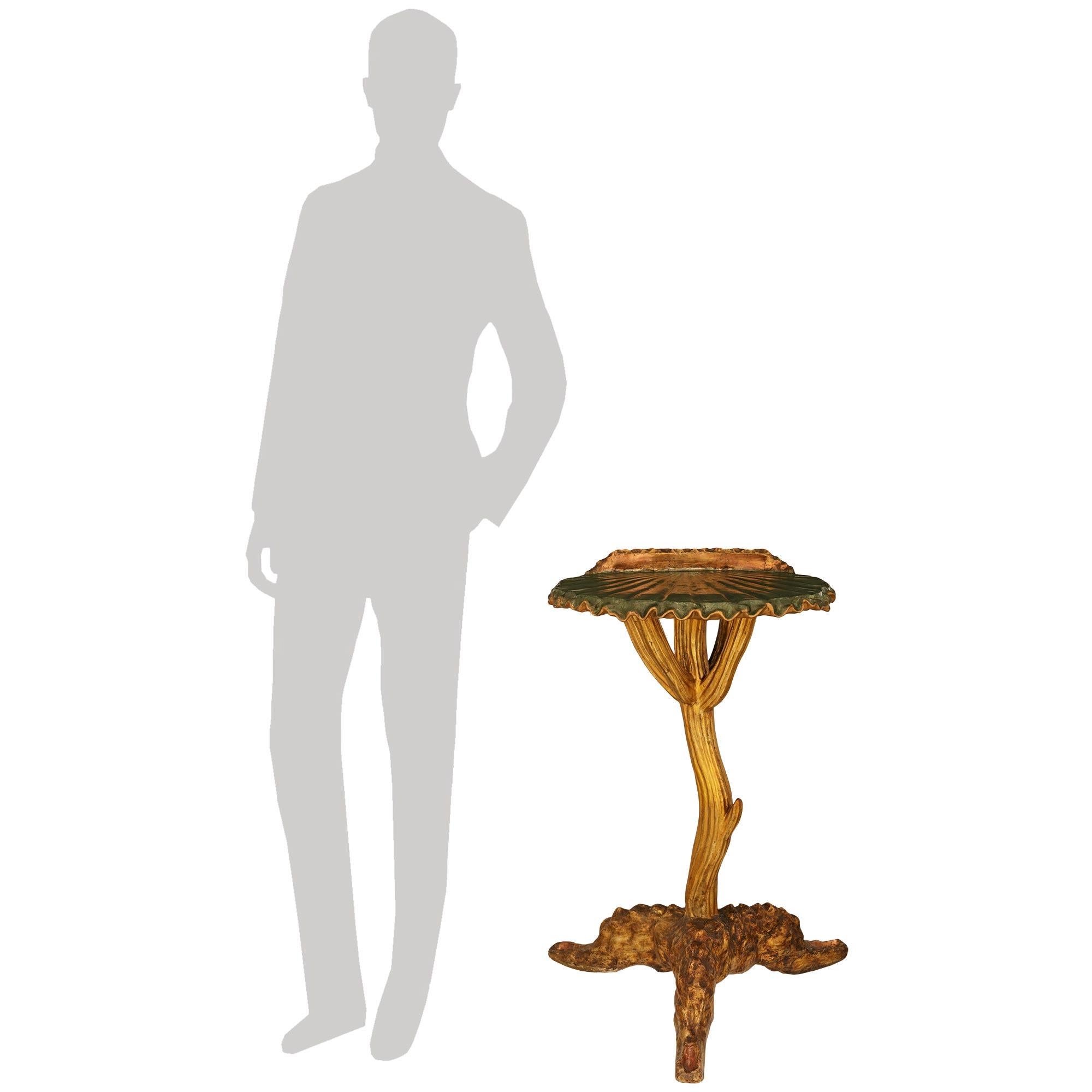 Une table d'appoint unique et merveilleusement décorative en bois patiné et en méca de style baroque italien du 18e siècle. Cette charmante table est surélevée sur une base Mecca en forme de tripode conçue pour simuler un terrain rocailleux.