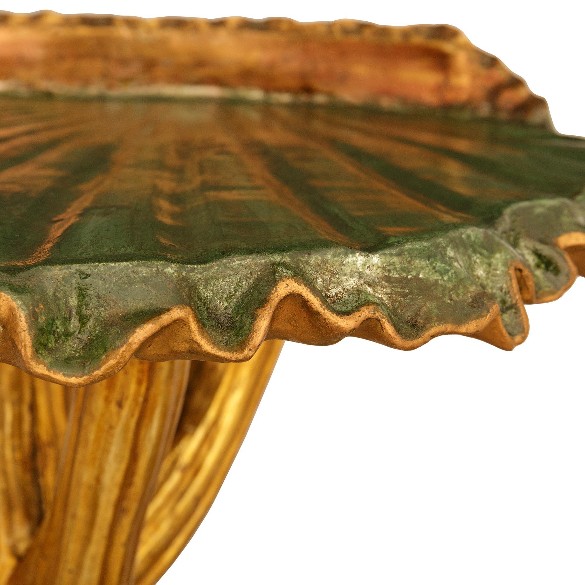 Patiné Table d'appoint en bois patiné et Wood Wood du 18e siècle, de style baroque en vente