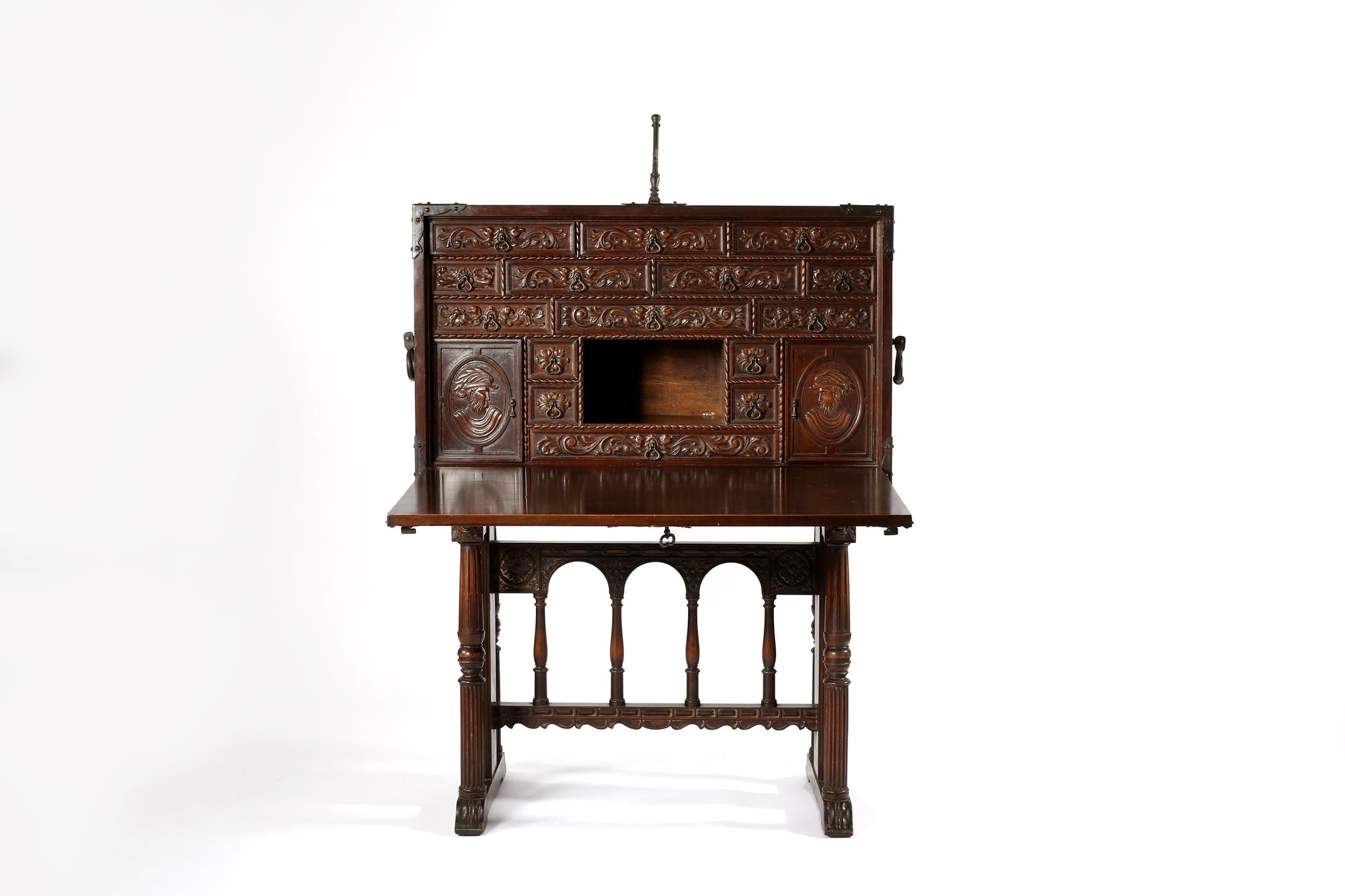 Exquisite 18. Jahrhundert Spanisch Vargueño / Kabinett Schreibtisch / Brust auf Stand mit dramatischen Hand geschnitzt Design Details. Auch als Bargueño bekannt, ein Schrank im Campaigner-Stil, der als tragbarer Schreibtisch mit einer aufklappbaren