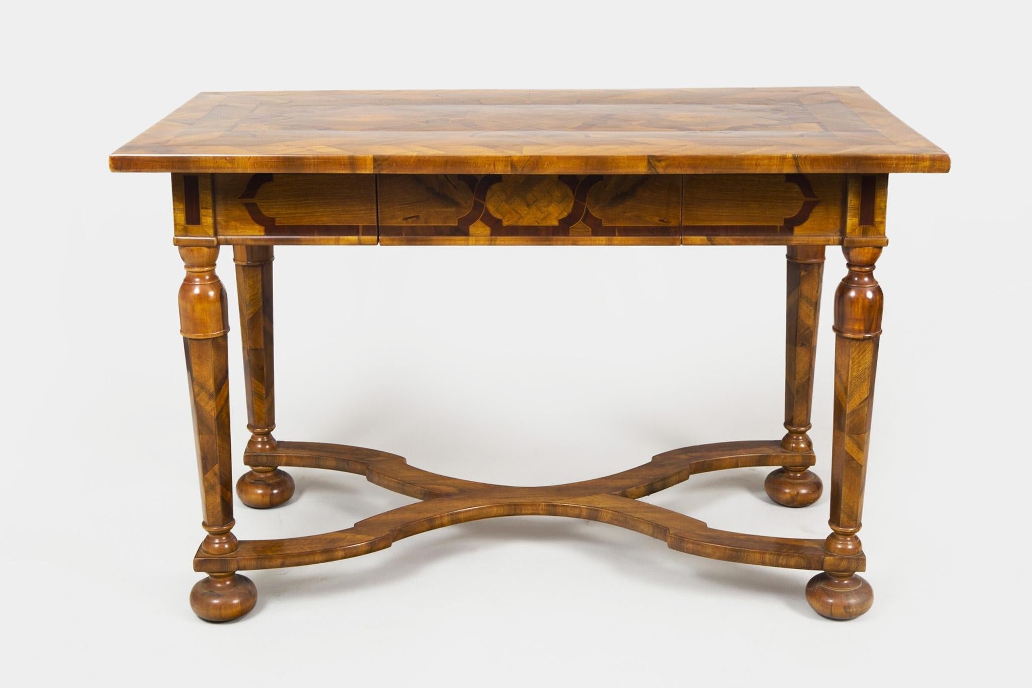 Der Tisch ist aus Nussbaumholz gefertigt und mit Intarsien versehen. Es wurde von unserem Team in Prag vollständig restauriert.