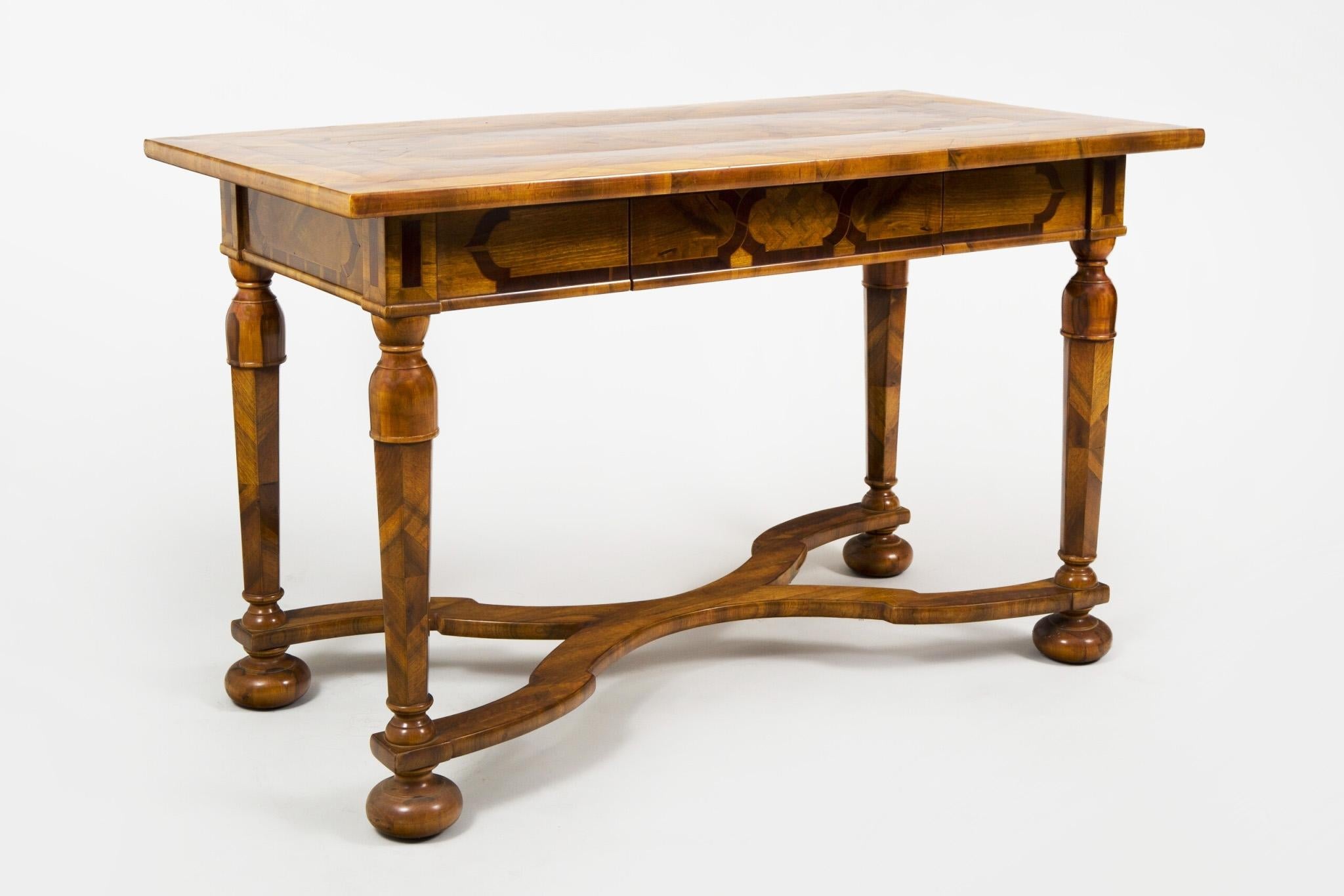 Barocker Tisch aus dem 18. Jahrhundert, hergestellt in Tschechien, vollständig restauriert im Angebot 1