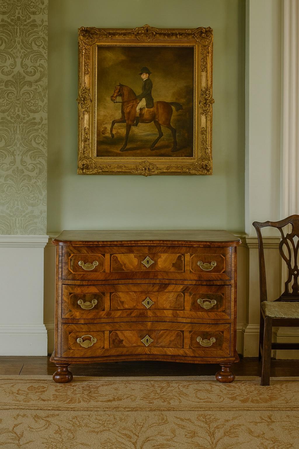 Cassettiera barocca austriaca del XVIII secolo, CIRCA 1760
Periodo: Barocco
Ottimo colore e patina
Data: Circa 1760
Materiale: Legno di frutta e noce
Condizioni:
Gli intarsi originali sono stati sostituiti in alcune aree.
Prove di wormhole storici,