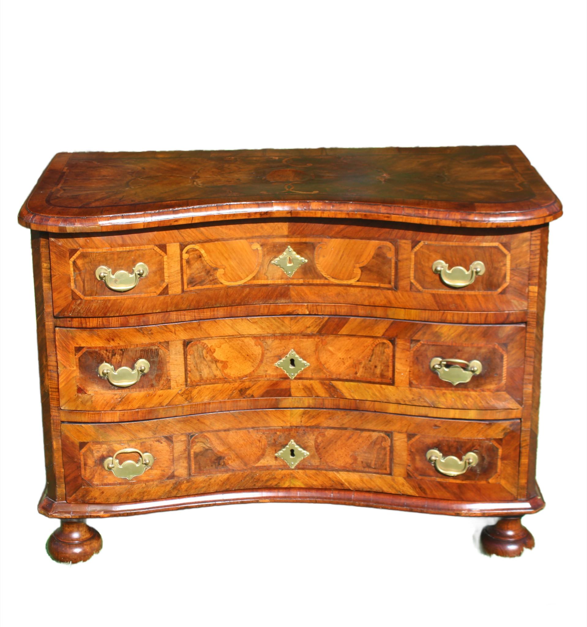 Cassettiera barocca in noce e legno di frutta del XVIII secolo, CIRCA 1750 in vendita 12