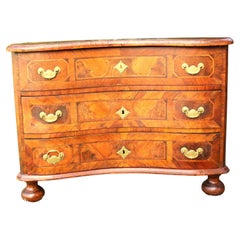 Commode baroque en noyer et bois fruitier du 18ème siècle , Circa 1750