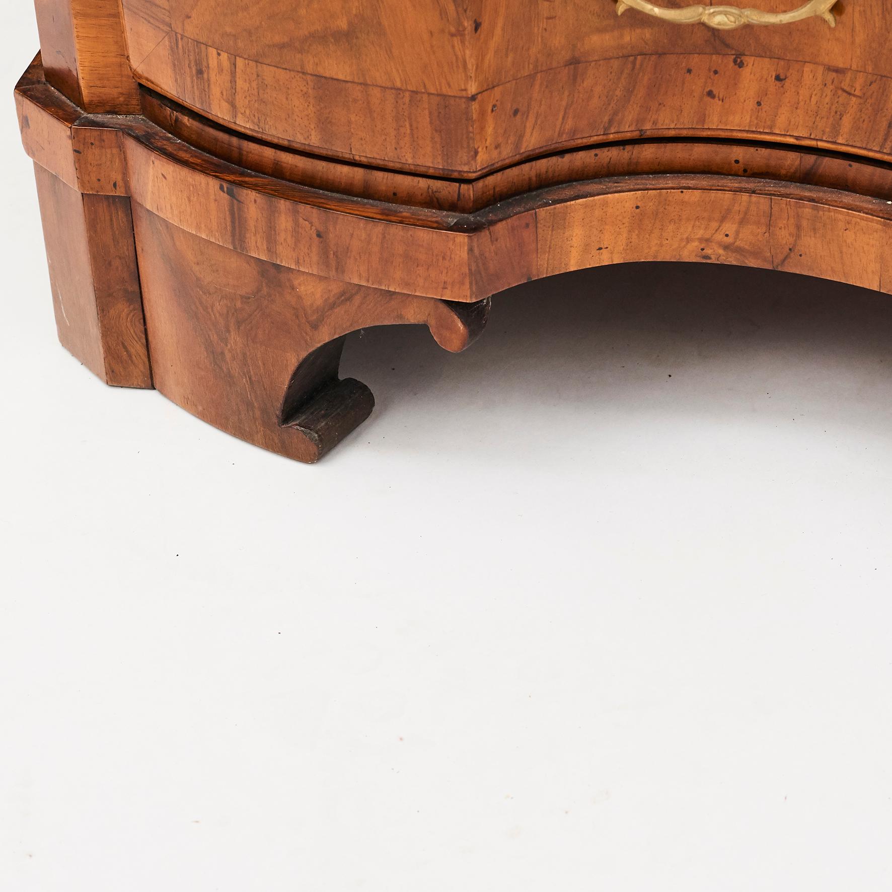 Cómoda barroca del siglo XVIII chapada en madera de nogal en venta 6