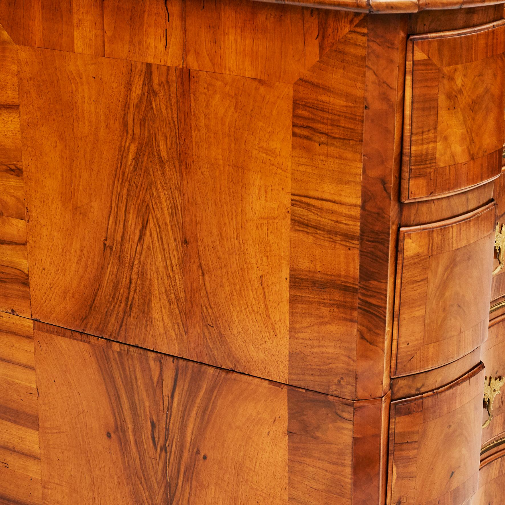 Cómoda barroca del siglo XVIII chapada en madera de nogal en venta 11