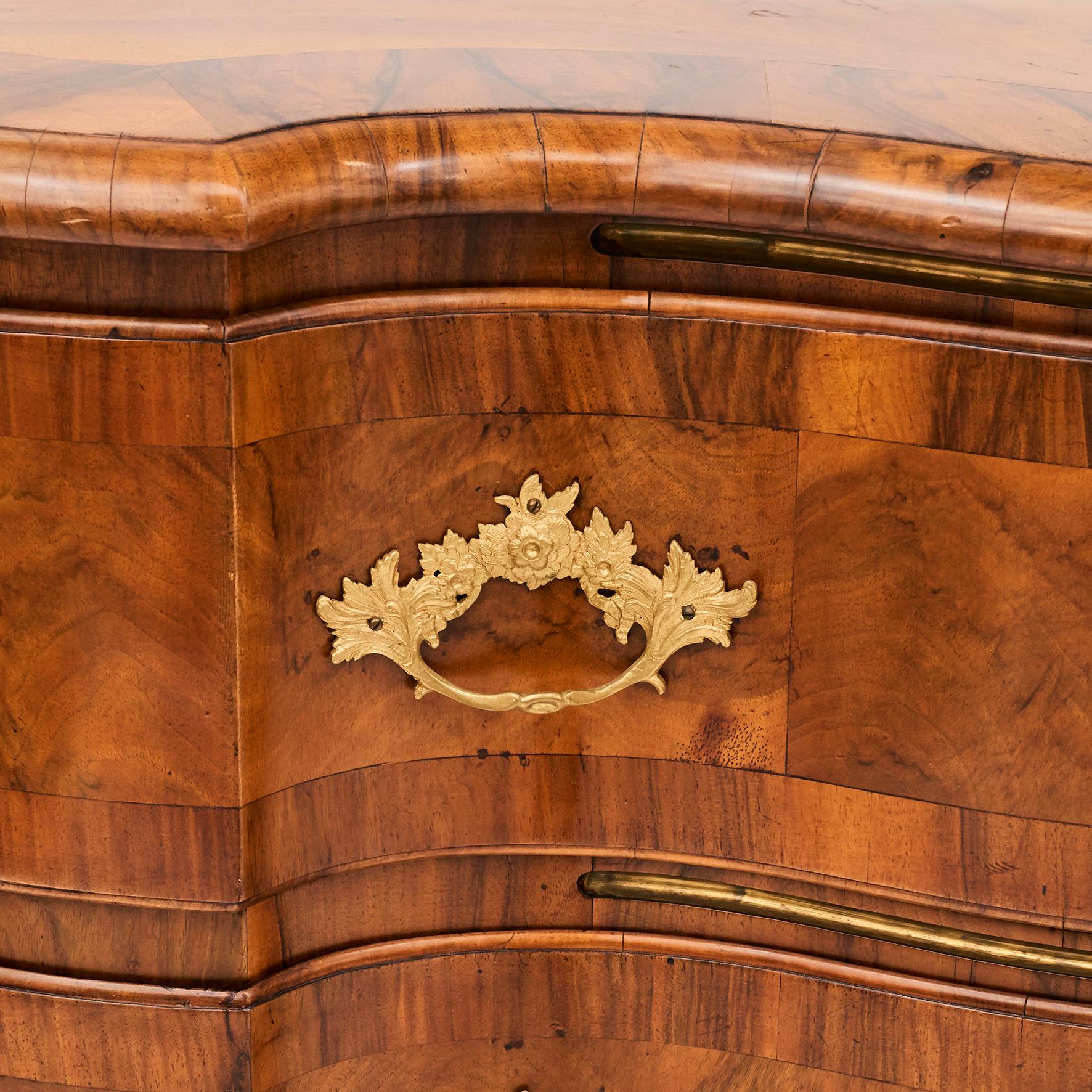 Cómoda barroca del siglo XVIII chapada en madera de nogal Barroco en venta