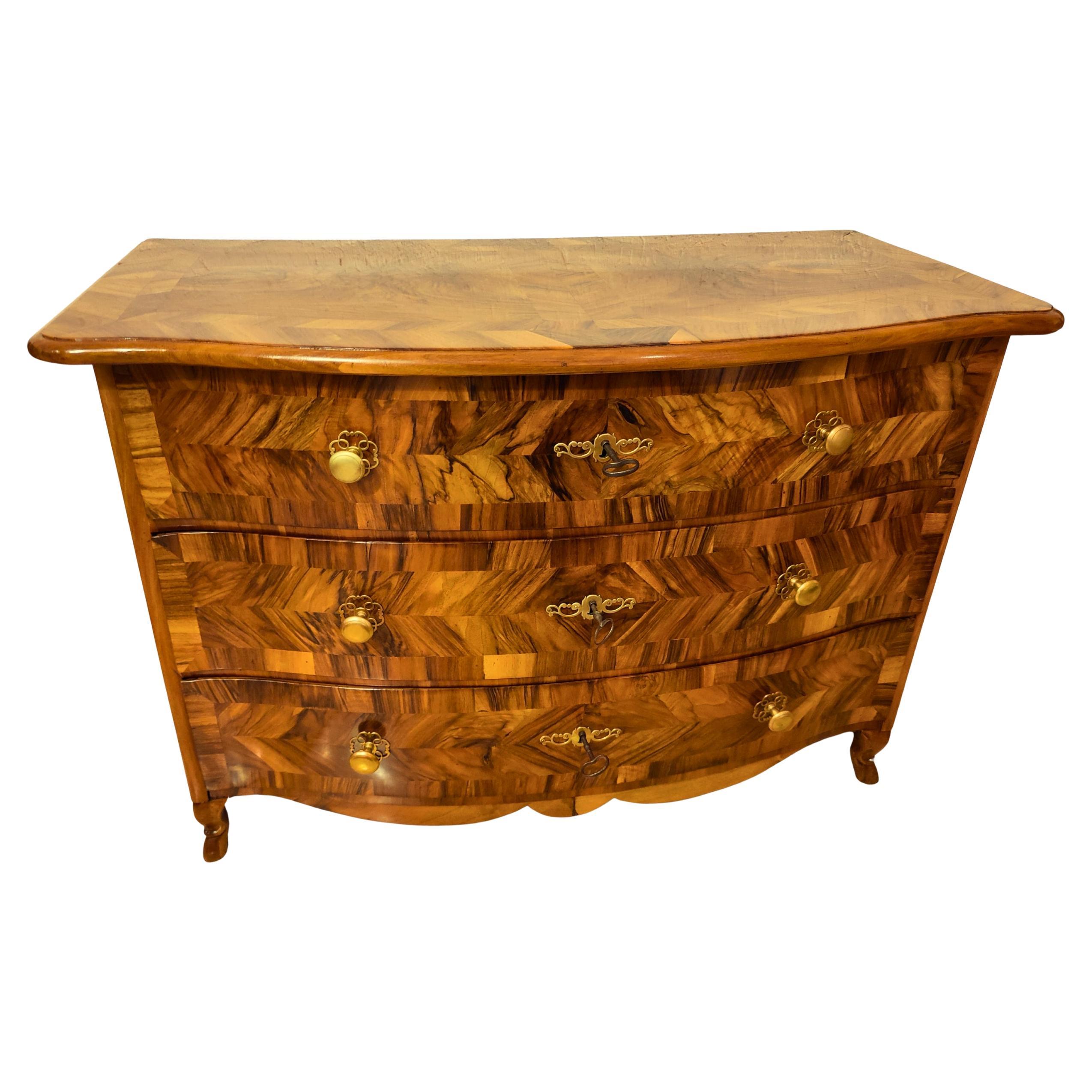 Commode baroque en noyer du 18e siècle