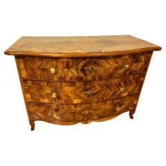 Commode baroque en noyer du 18e siècle