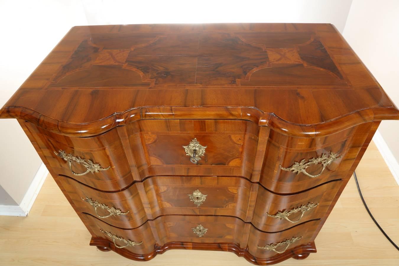 18th Century Baroque Walnut Commode For Sale 5
