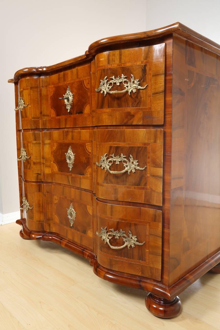 18th Century Baroque Walnut Commode In Excellent Condition For Sale In Chicago, IL