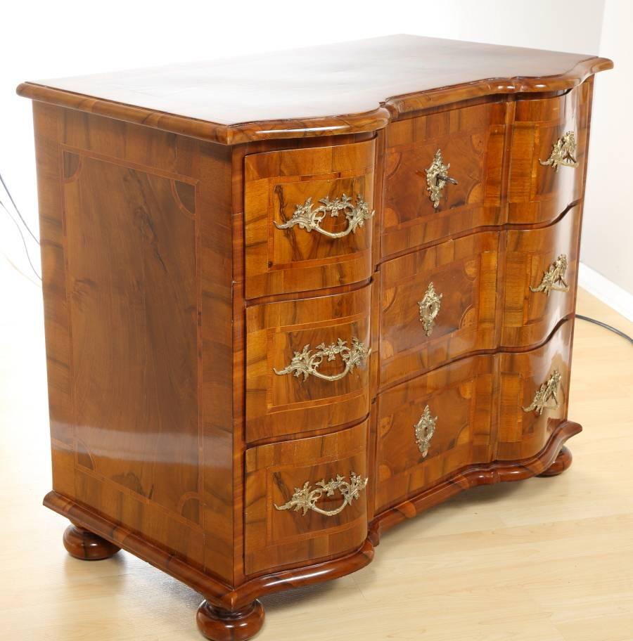 18th Century Baroque Walnut Commode For Sale 2