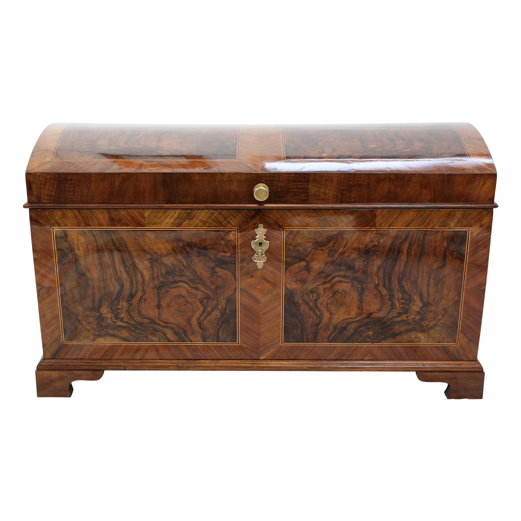 Le coffre est de la période baroque vers 1750, le coffre est recouvert d'une marqueterie en noyer, le corps est également en épicéa. Le couvercle du coffre est relevé en plaçant le rabat du compartiment de rangement latéral, comme il se doit. Le