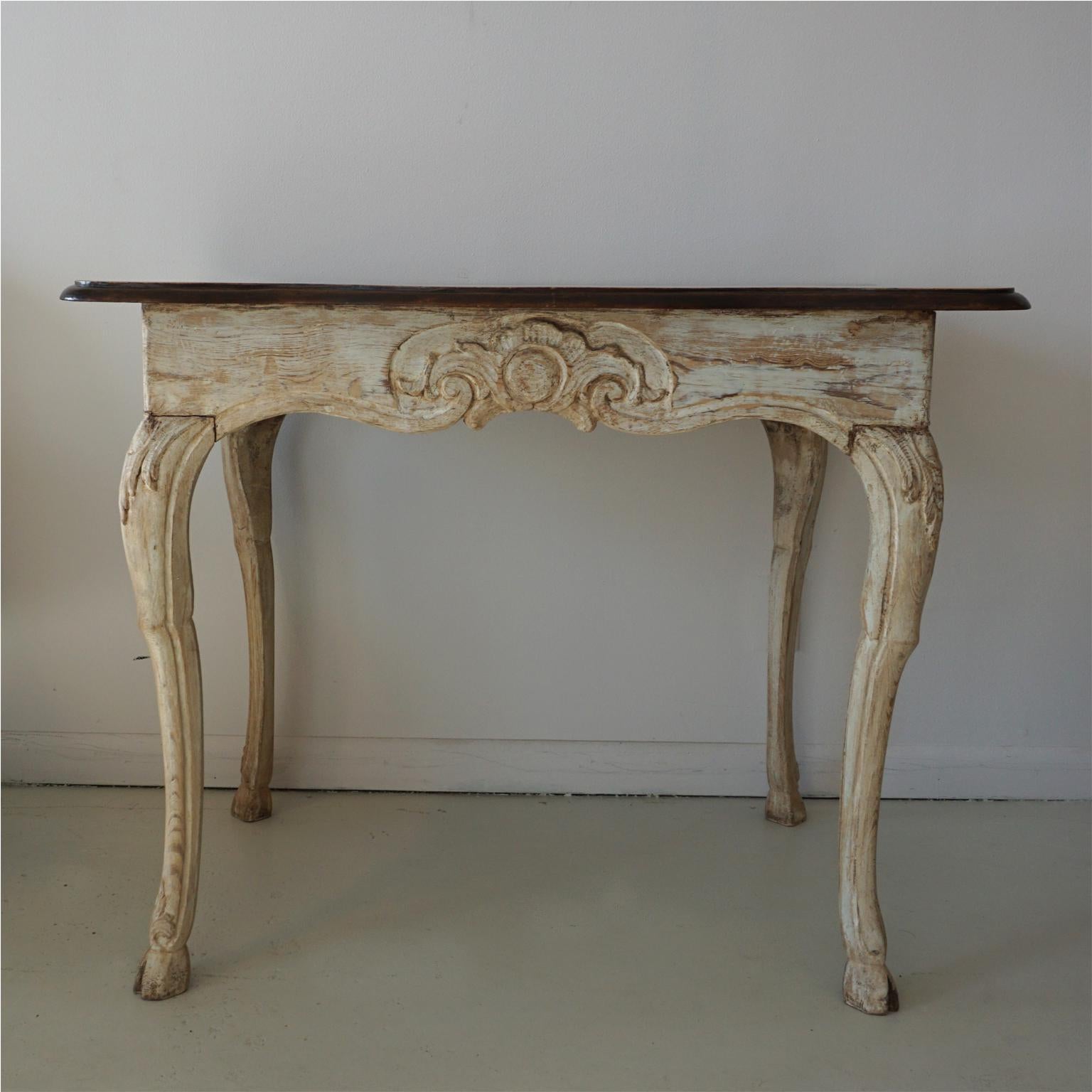 A light-brown, antique German hand carved Walnut wooden baroque side table with a white washed original finish, the table top is adorned with beautiful wood inlays, in good condition. Marked Schloss Mainau, which is a castle in the Bodensee area,