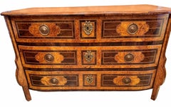 Barocke Nussbaum-Kommode mit drei Schubladen aus dem 18.