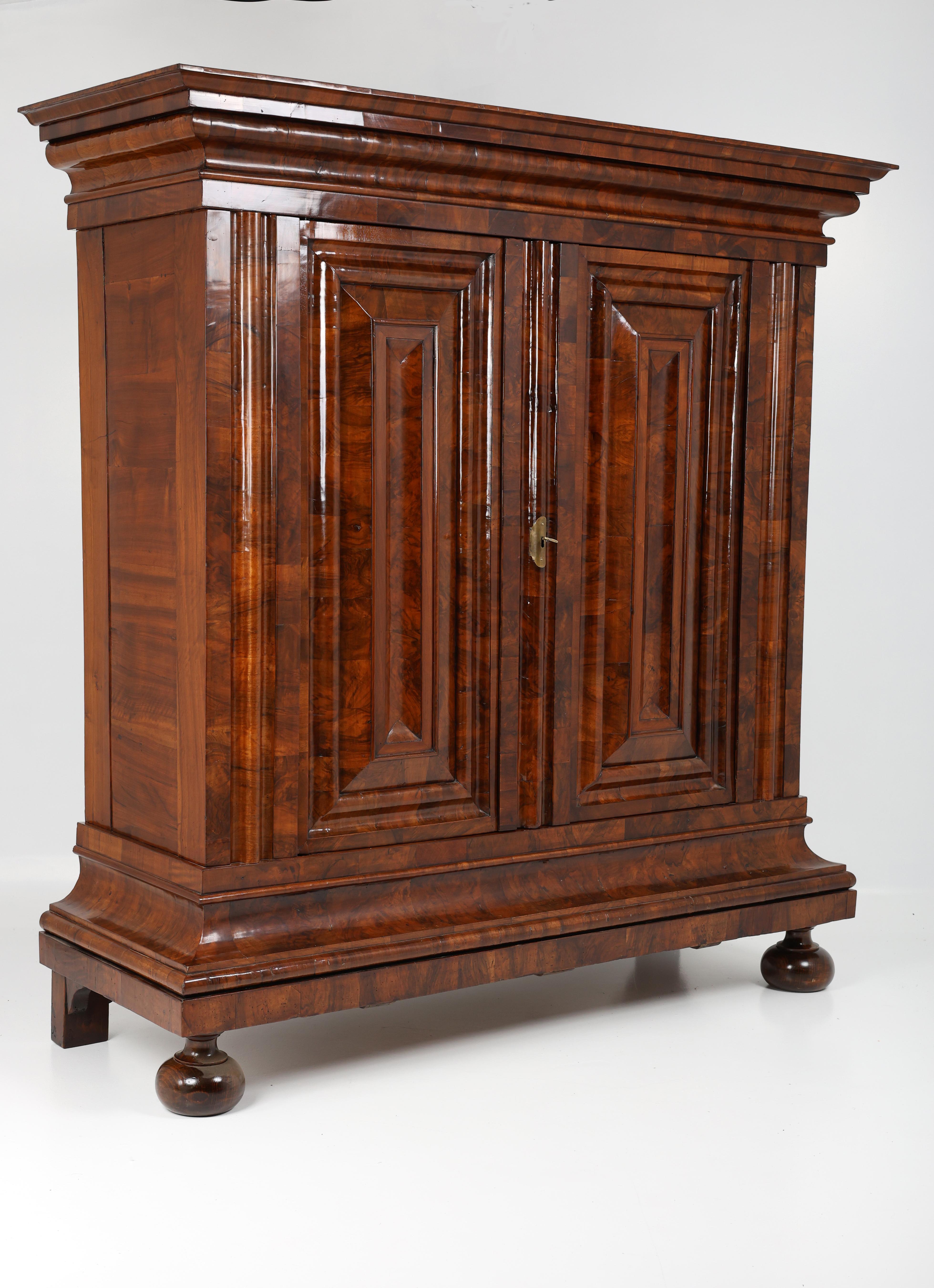 Armoire baroque du XVIIIe siècle The Frankfurter Wellenschrank en vente 3