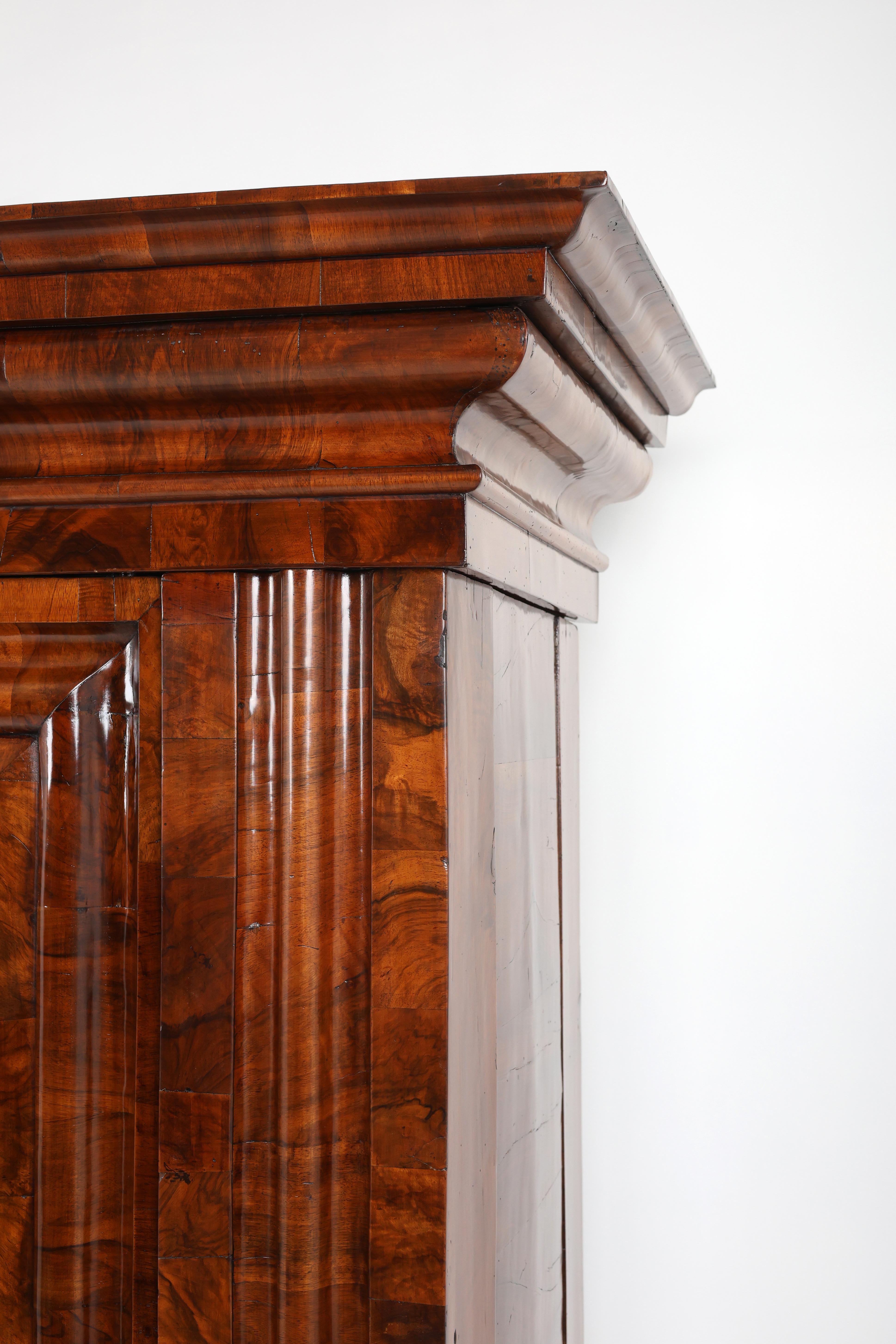 Armoire baroque du XVIIIe siècle The Frankfurter Wellenschrank en vente 5