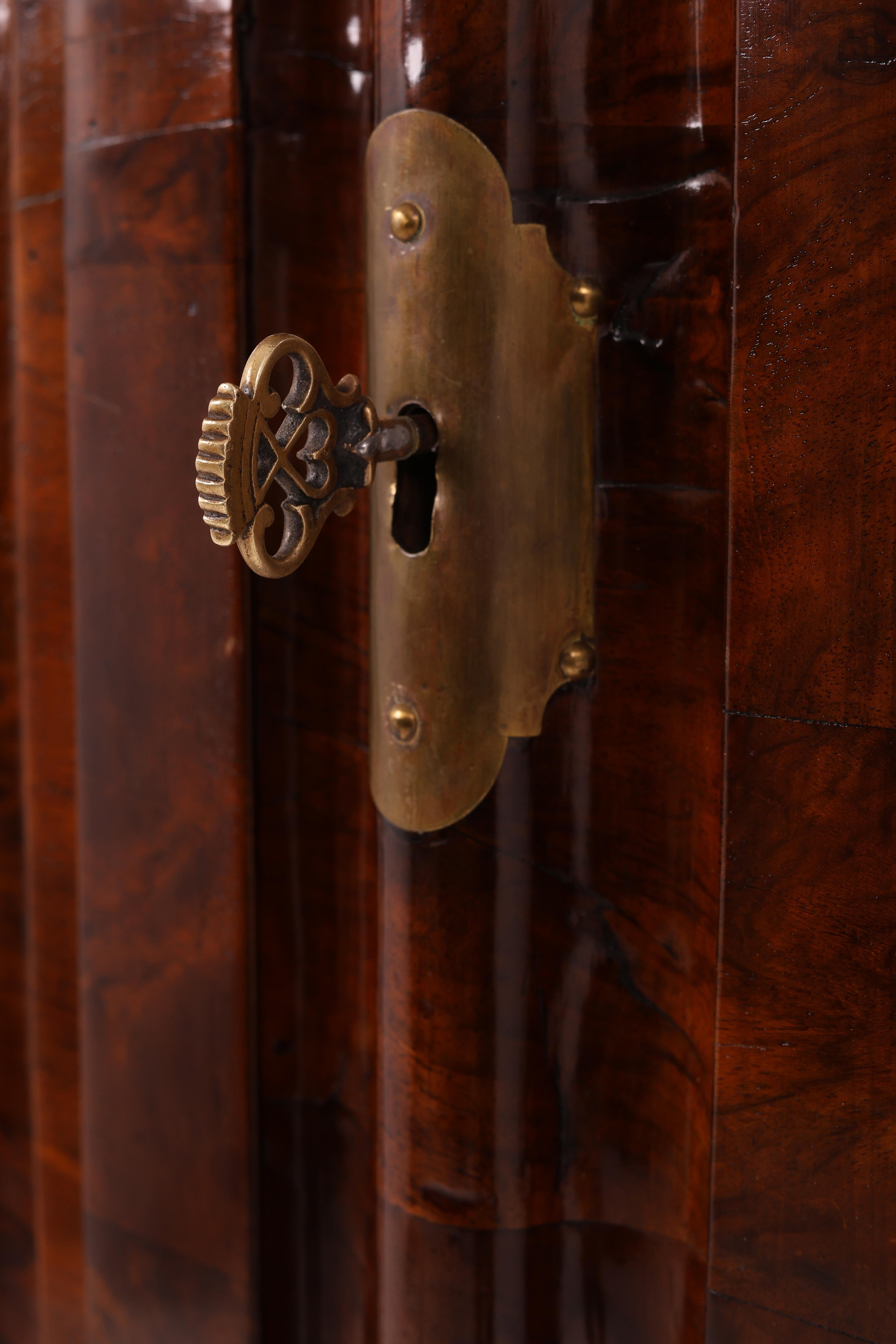 Armoire baroque du XVIIIe siècle The Frankfurter Wellenschrank en vente 7