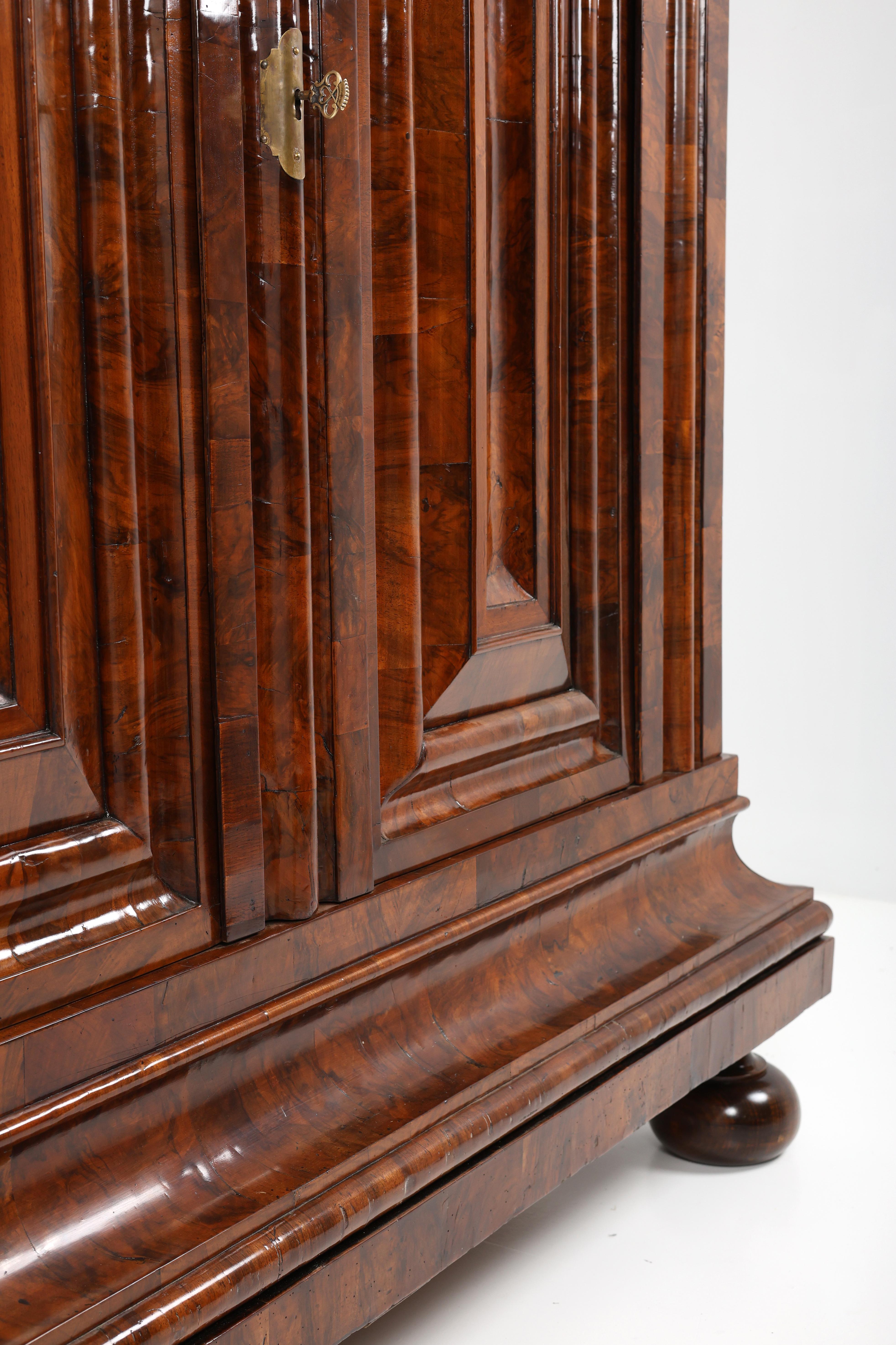 Armoire baroque du XVIIIe siècle The Frankfurter Wellenschrank en vente 8
