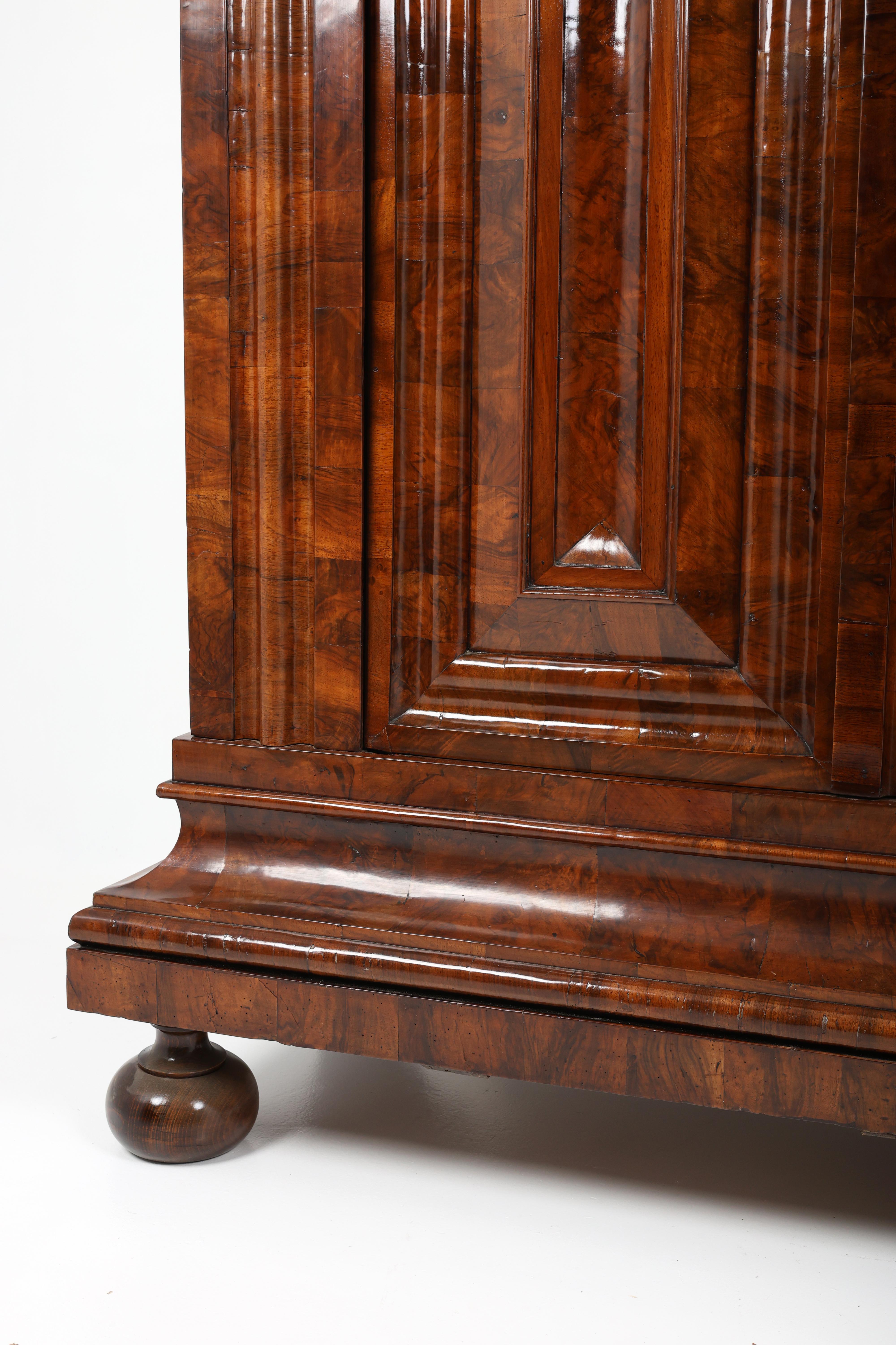 Armoire baroque du XVIIIe siècle The Frankfurter Wellenschrank en vente 10