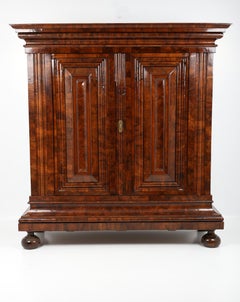 Barocker Kleiderschrank aus dem 18. Jahrhundert The Frankfurter Wellenschrank