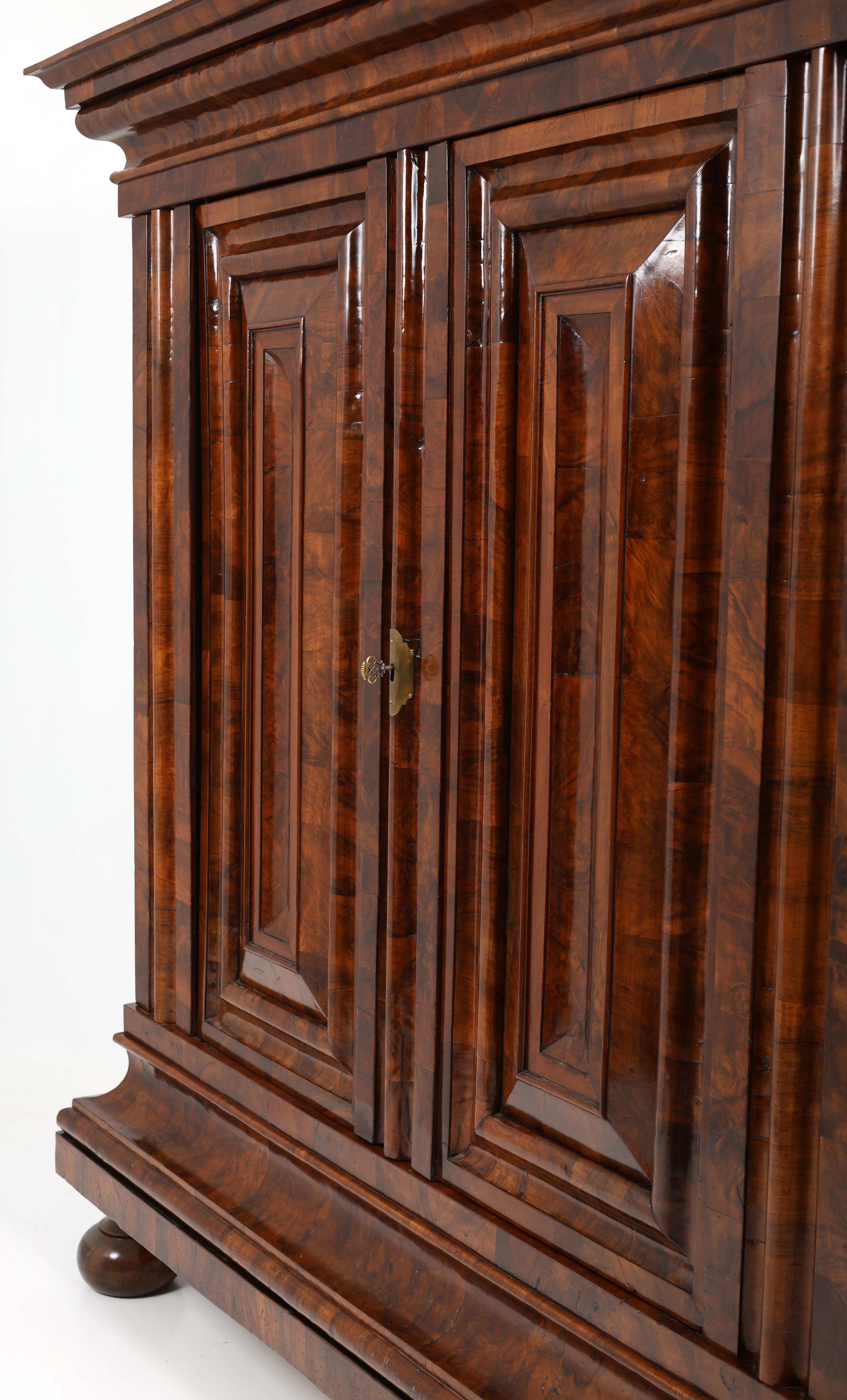 Baroque Armoire baroque du XVIIIe siècle The Frankfurter Wellenschrank en vente