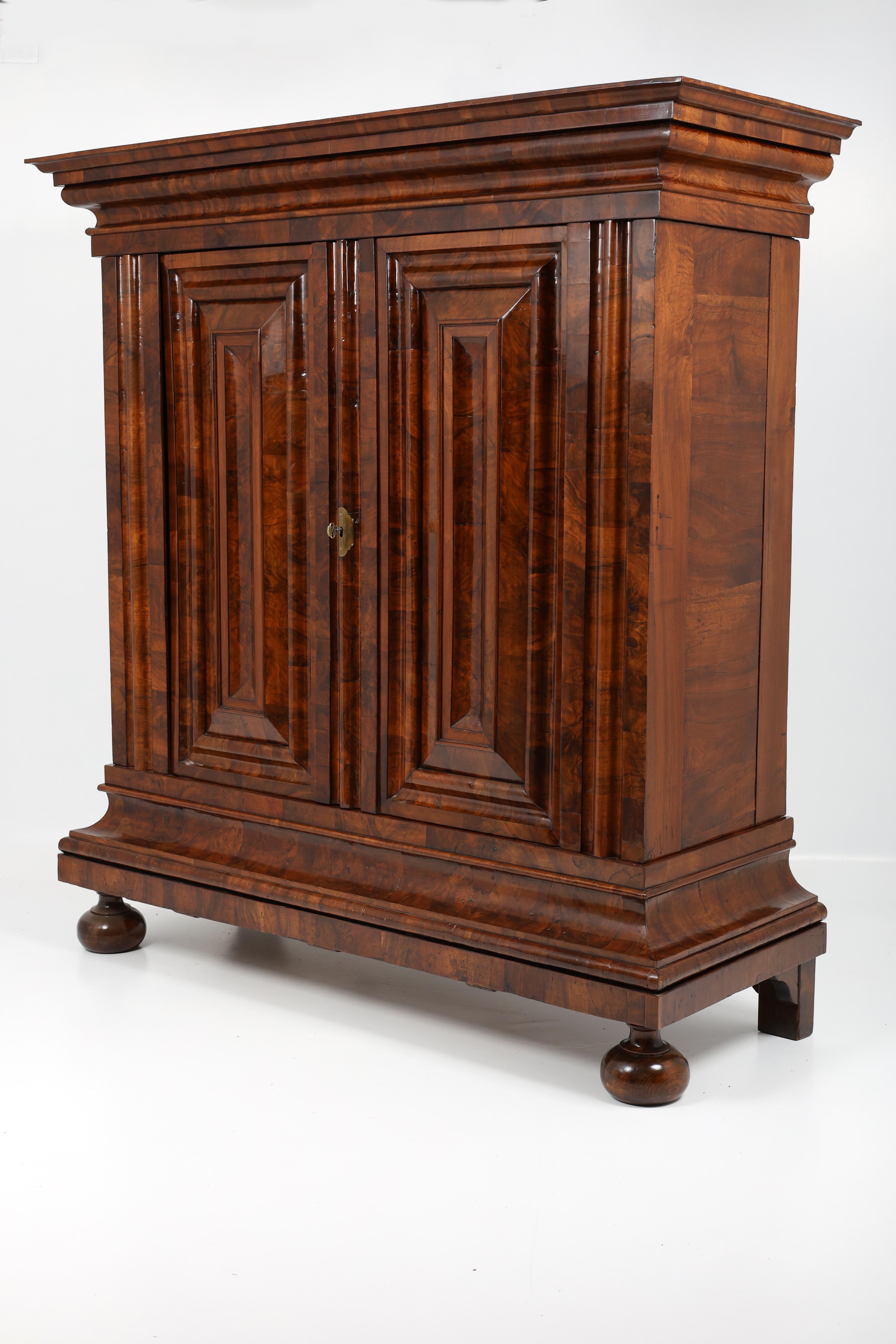 Allemand Armoire baroque du XVIIIe siècle The Frankfurter Wellenschrank en vente