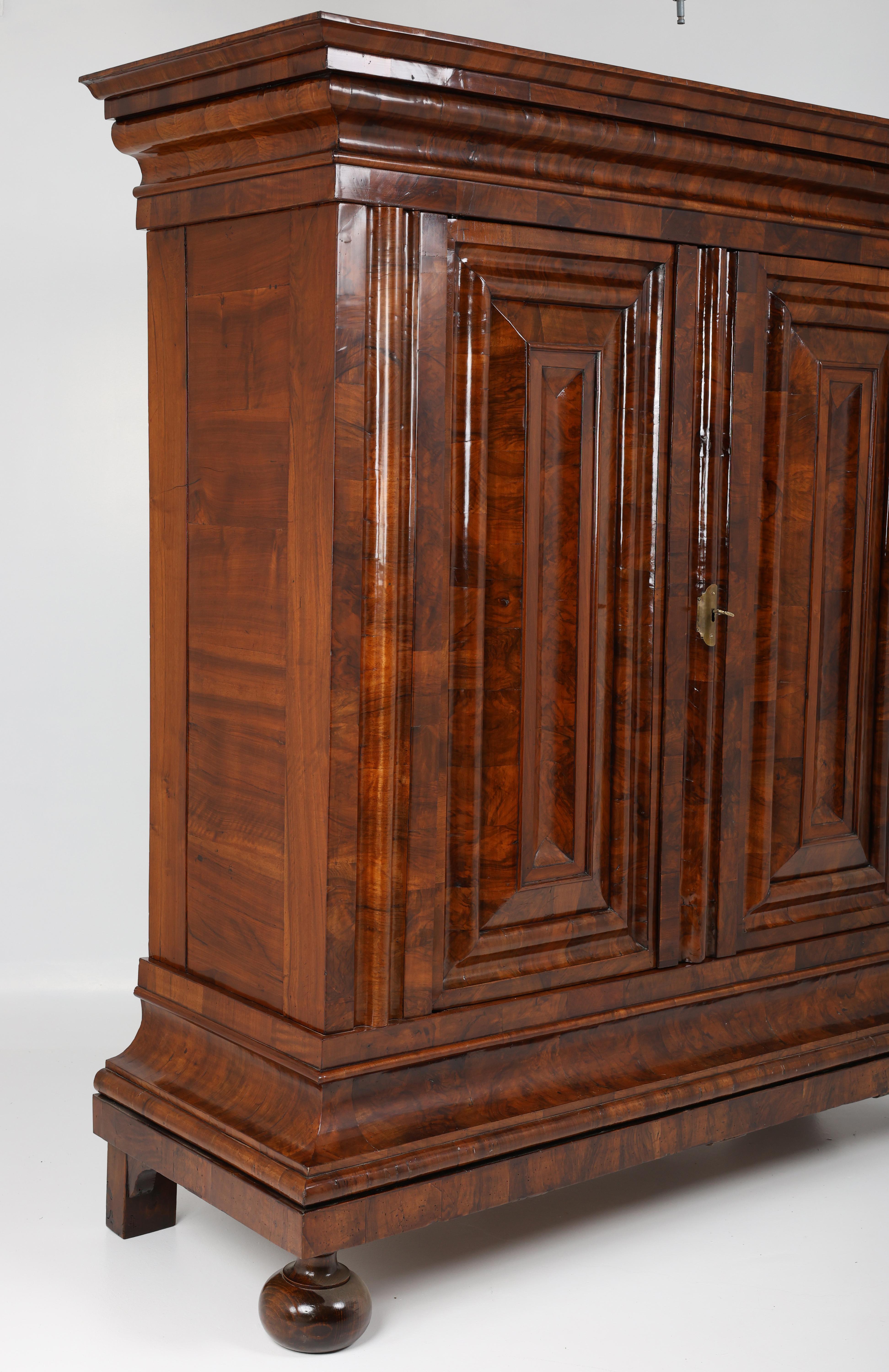 Armoire baroque du XVIIIe siècle The Frankfurter Wellenschrank Bon état - En vente à Stahnsdorf, DE