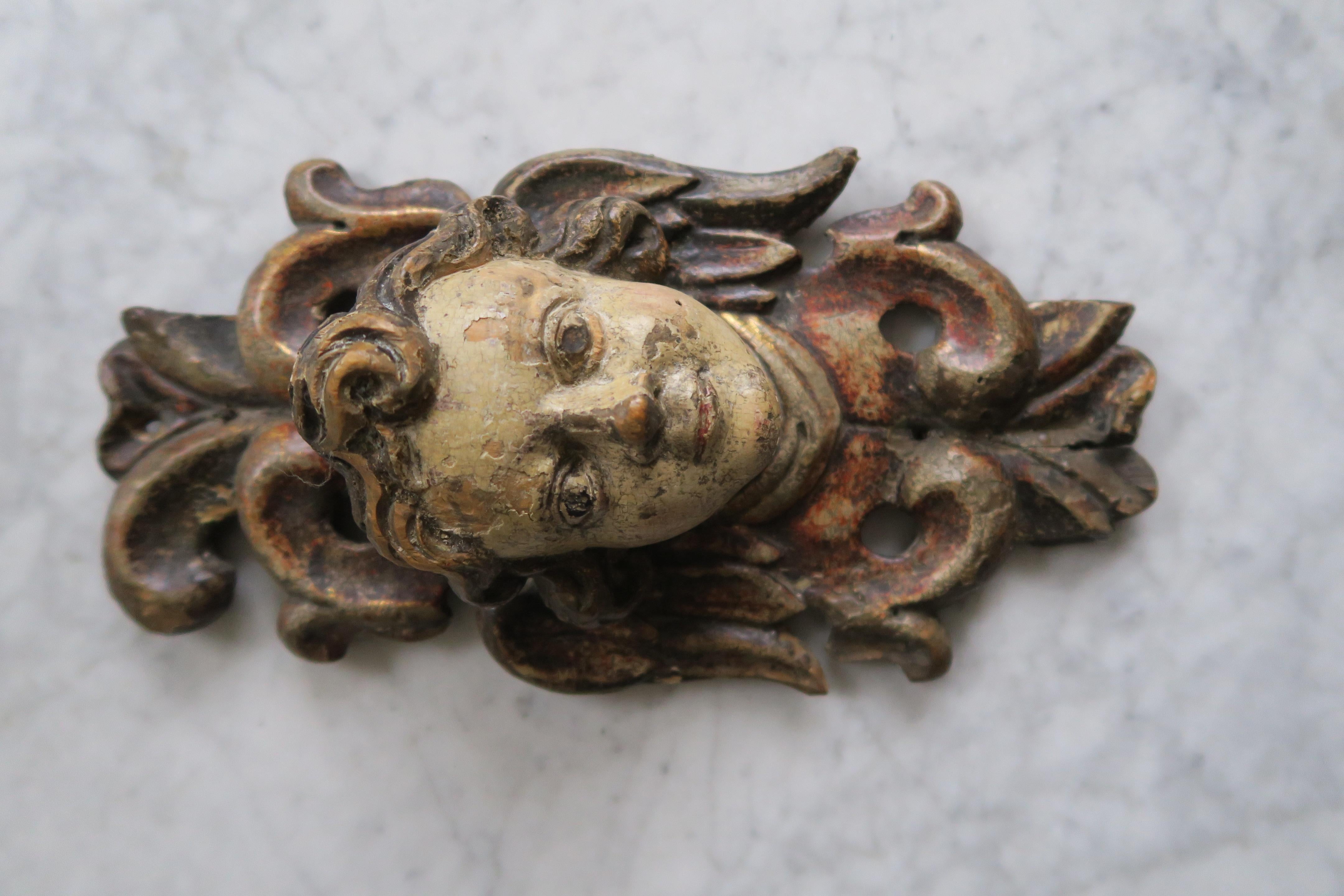 Angelo barocco scolpito in legno e dipinto con ali del XVIII secolo

Manca un pezzo, vedi foto, e la vernice è un po' usurata dall'età e dall'uso.