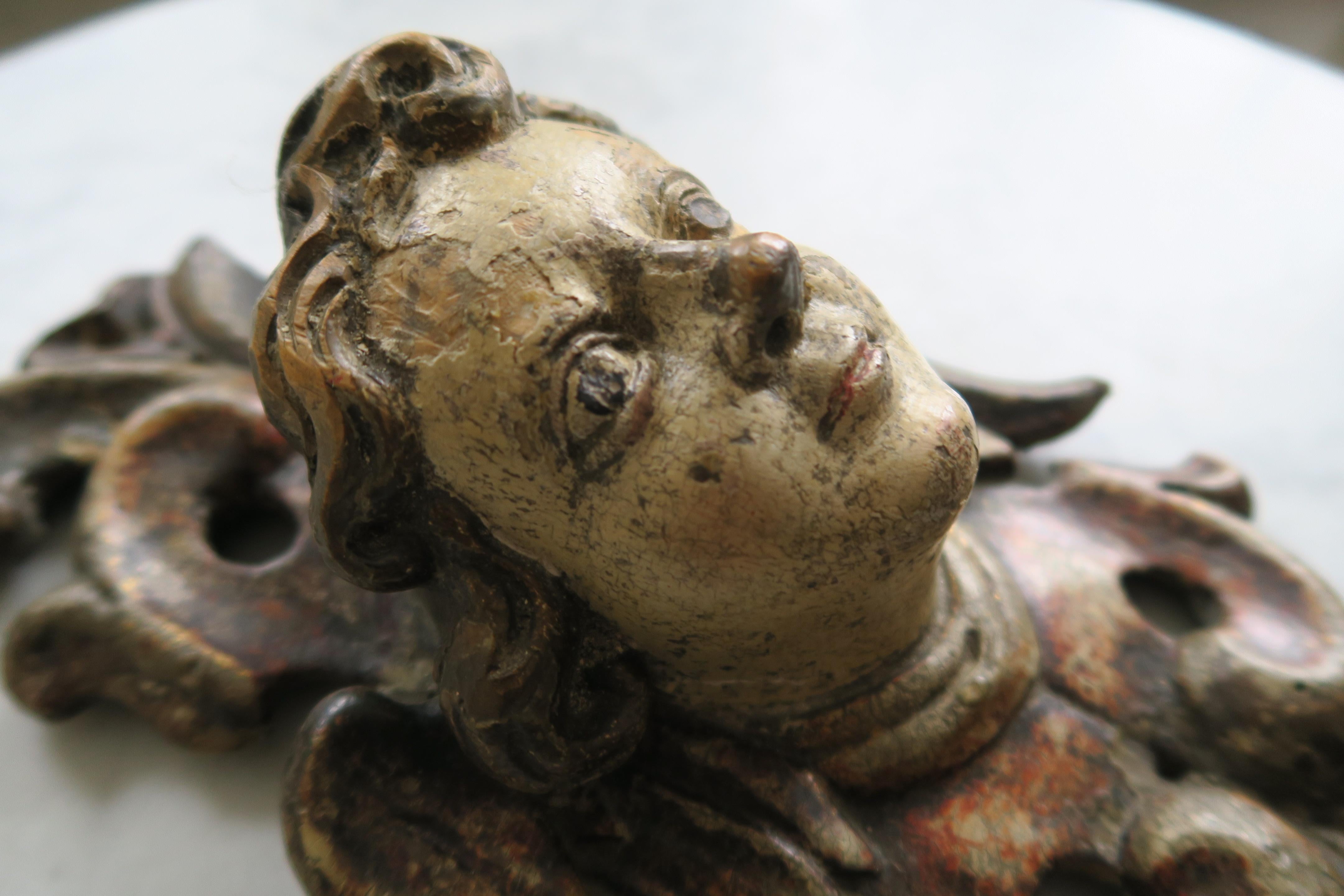 Intagliato a mano Testa d'angelo intagliata in Wood del XVIII secolo in vendita
