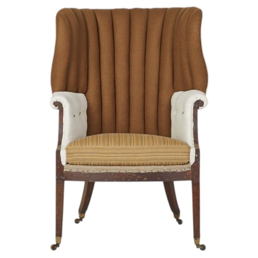 Sillón inglés con respaldo en forma de barril y acanalado del siglo XVIII