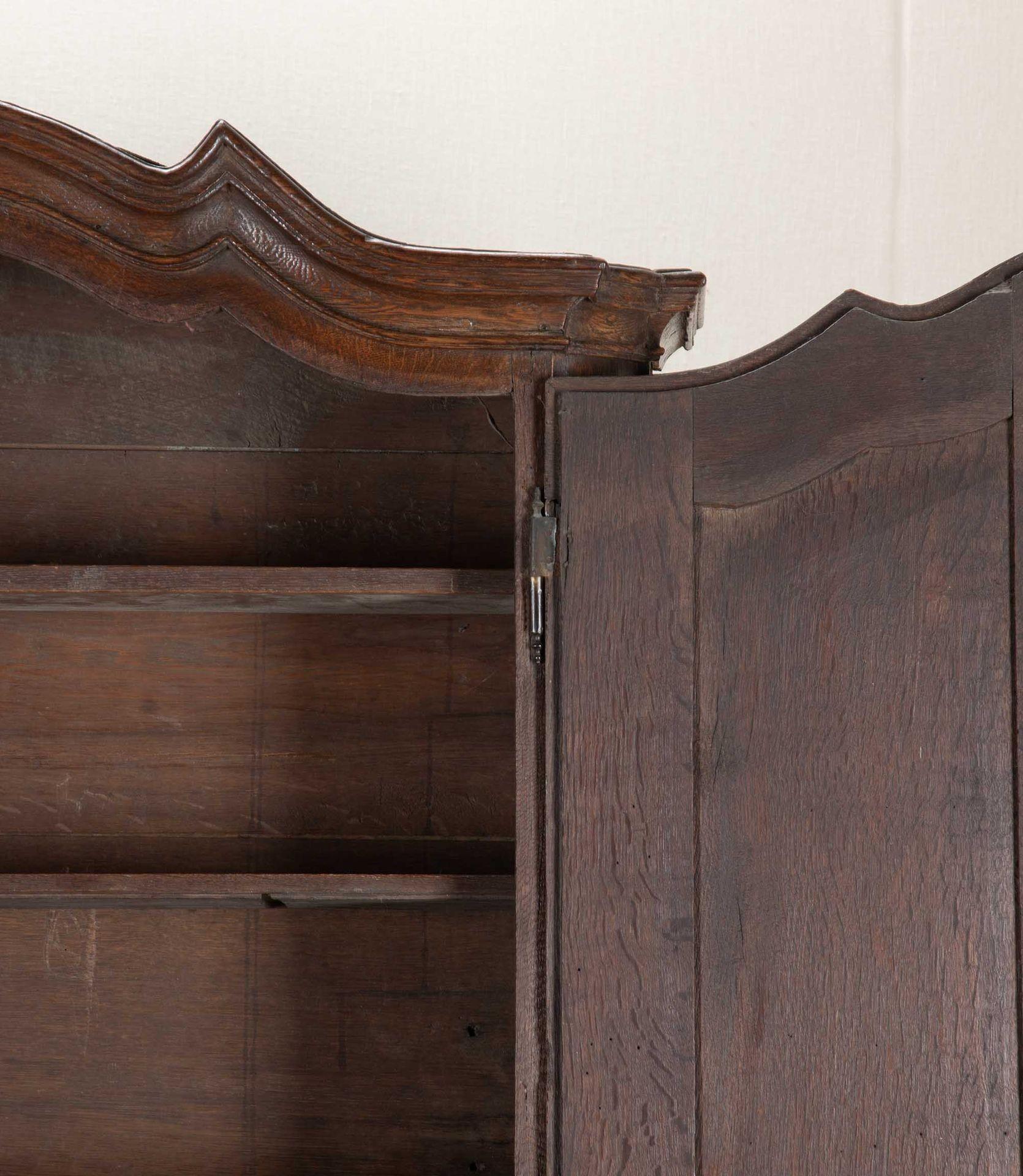 Belgischer Schrank aus geschnitzter Eiche aus dem 18. im Angebot 4