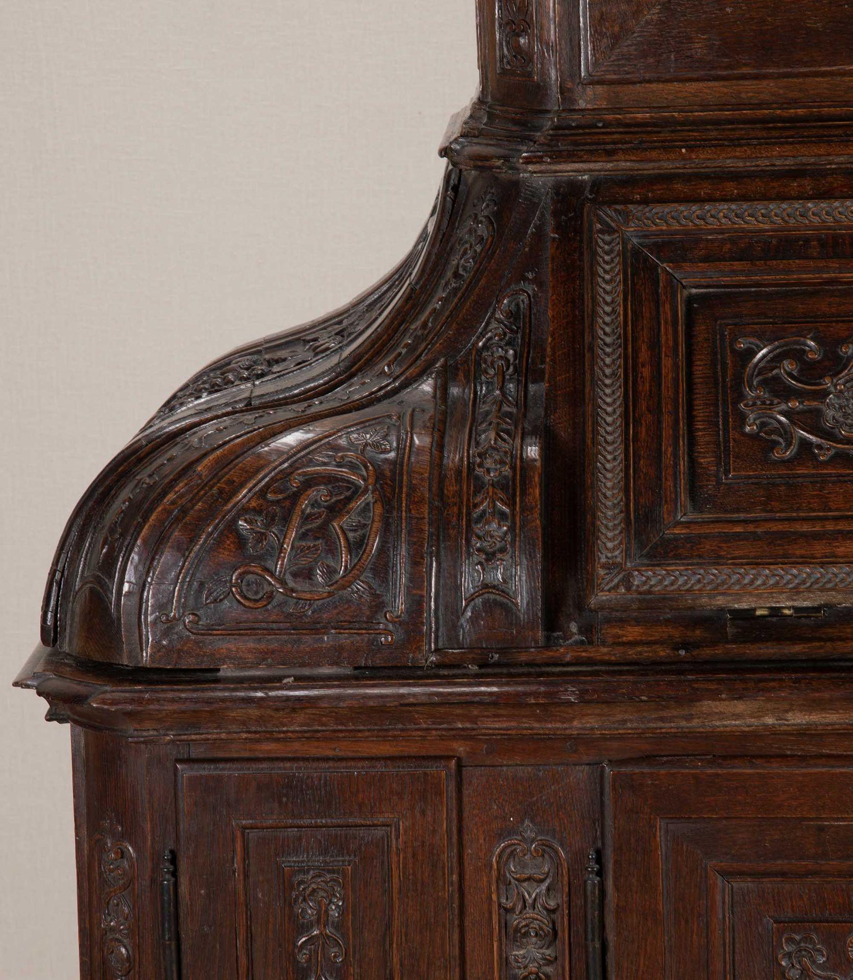 Belgischer Schrank aus geschnitzter Eiche aus dem 18. im Angebot 5