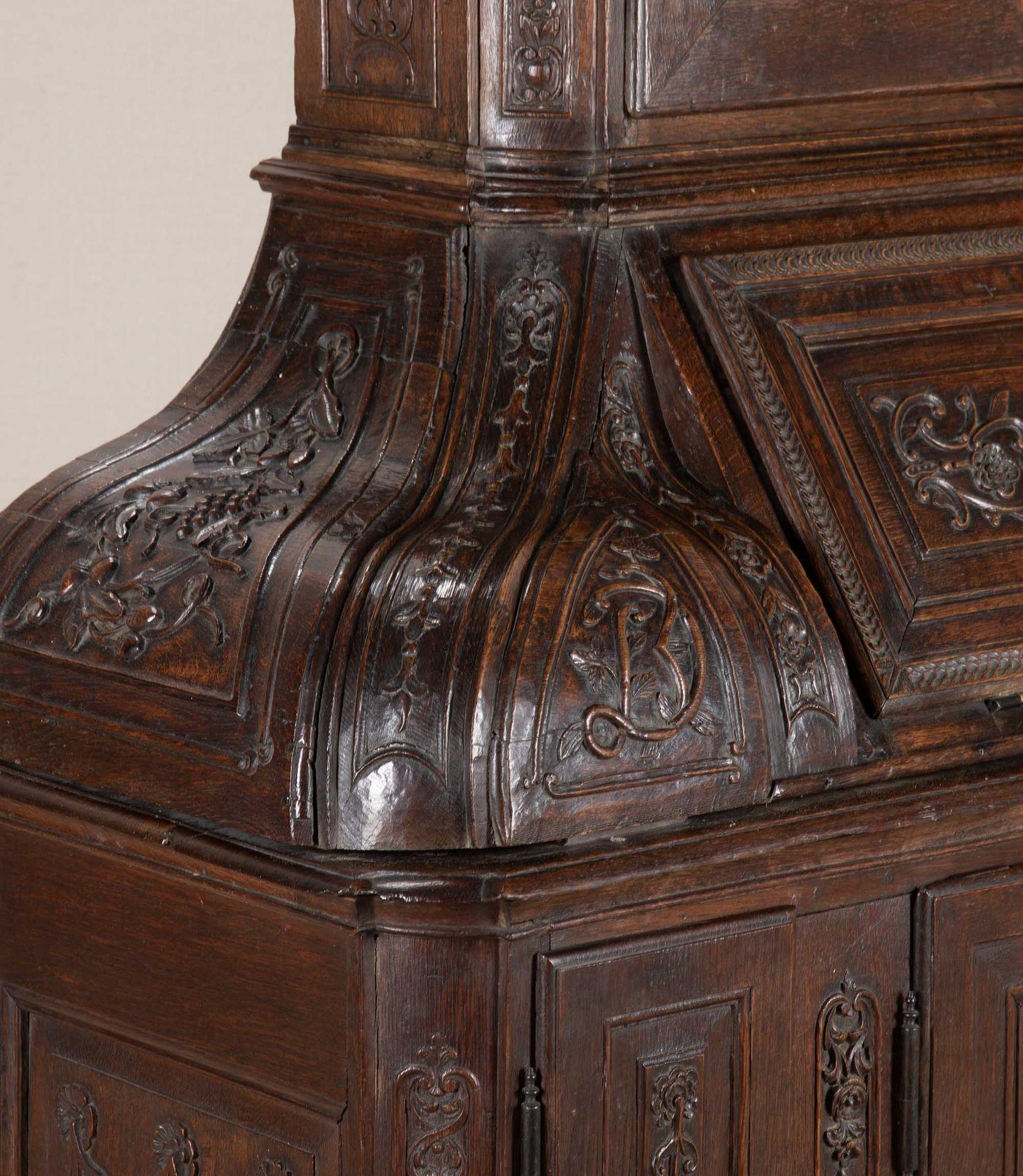 Belgischer Schrank aus geschnitzter Eiche aus dem 18. im Angebot 6