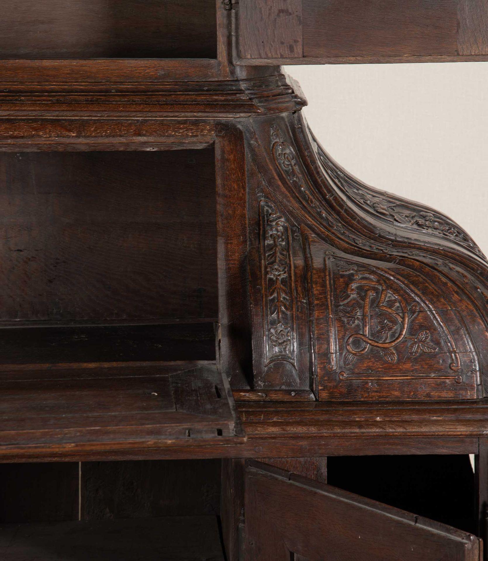Belgischer Schrank aus geschnitzter Eiche aus dem 18. im Angebot 7
