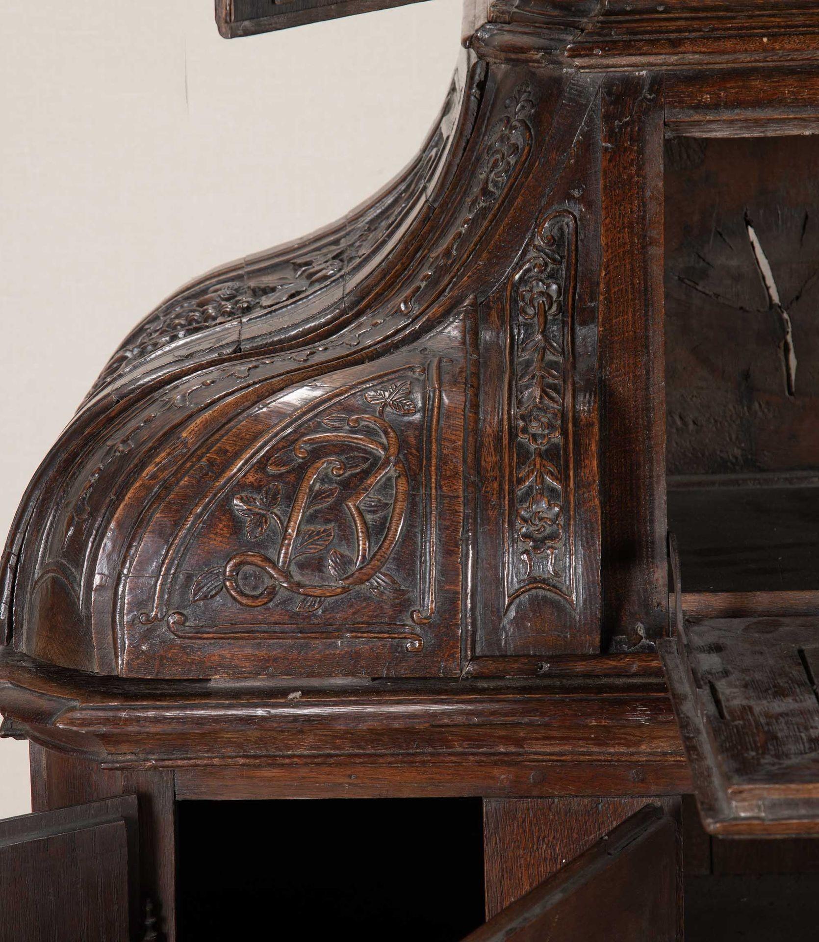 Belgischer Schrank aus geschnitzter Eiche aus dem 18. im Angebot 8