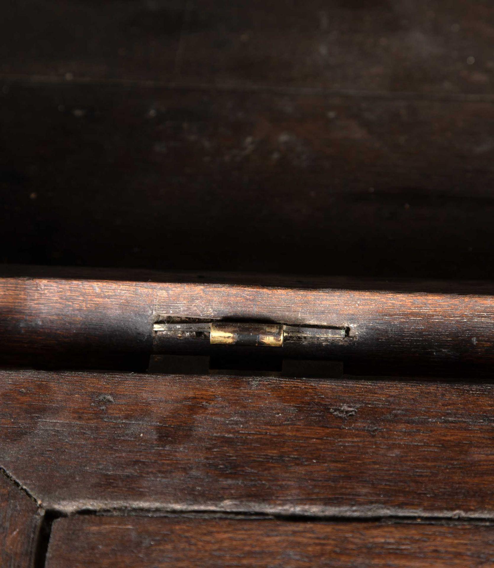 Belgischer Schrank aus geschnitzter Eiche aus dem 18. im Angebot 9