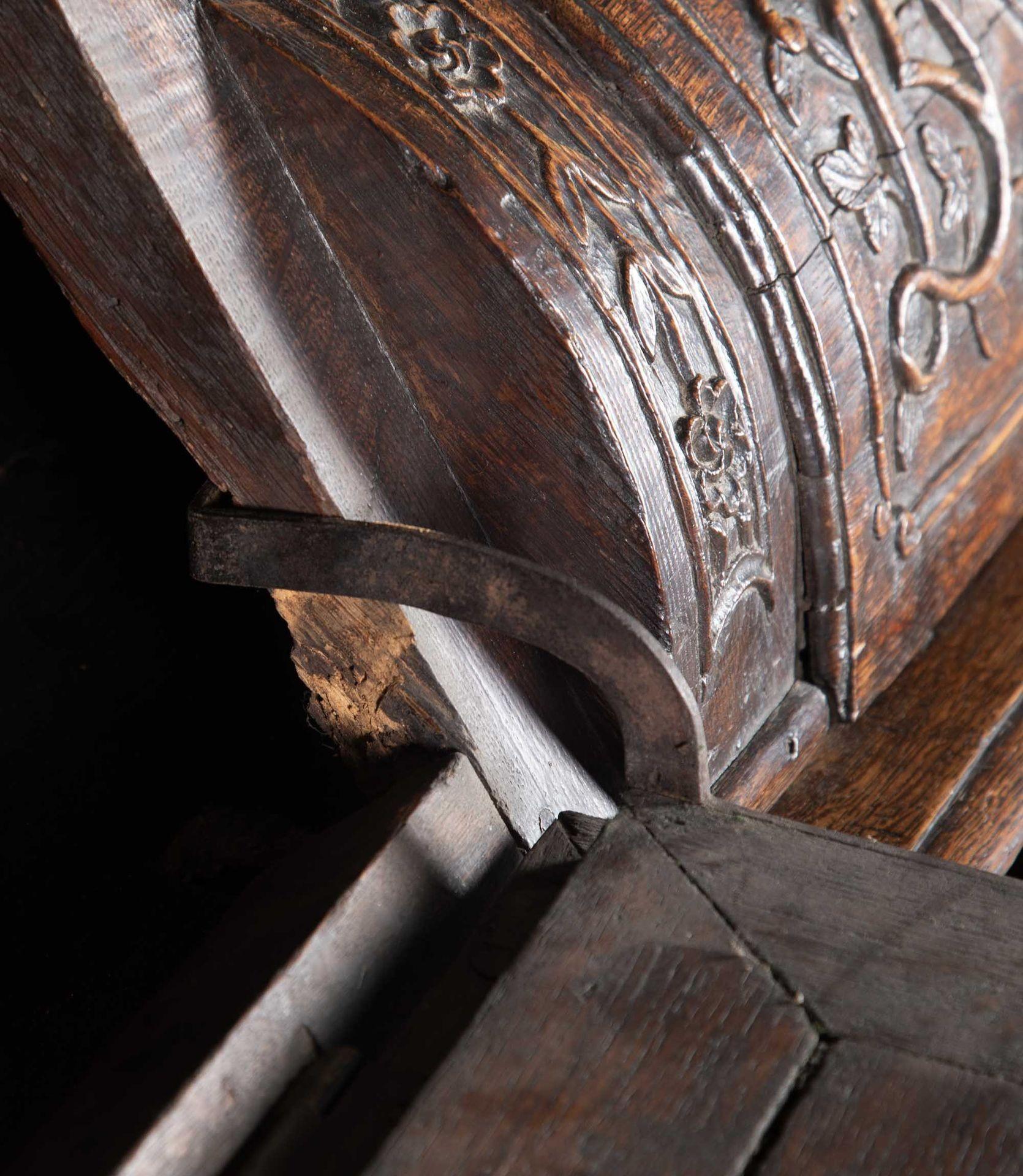 Belgischer Schrank aus geschnitzter Eiche aus dem 18. im Angebot 10