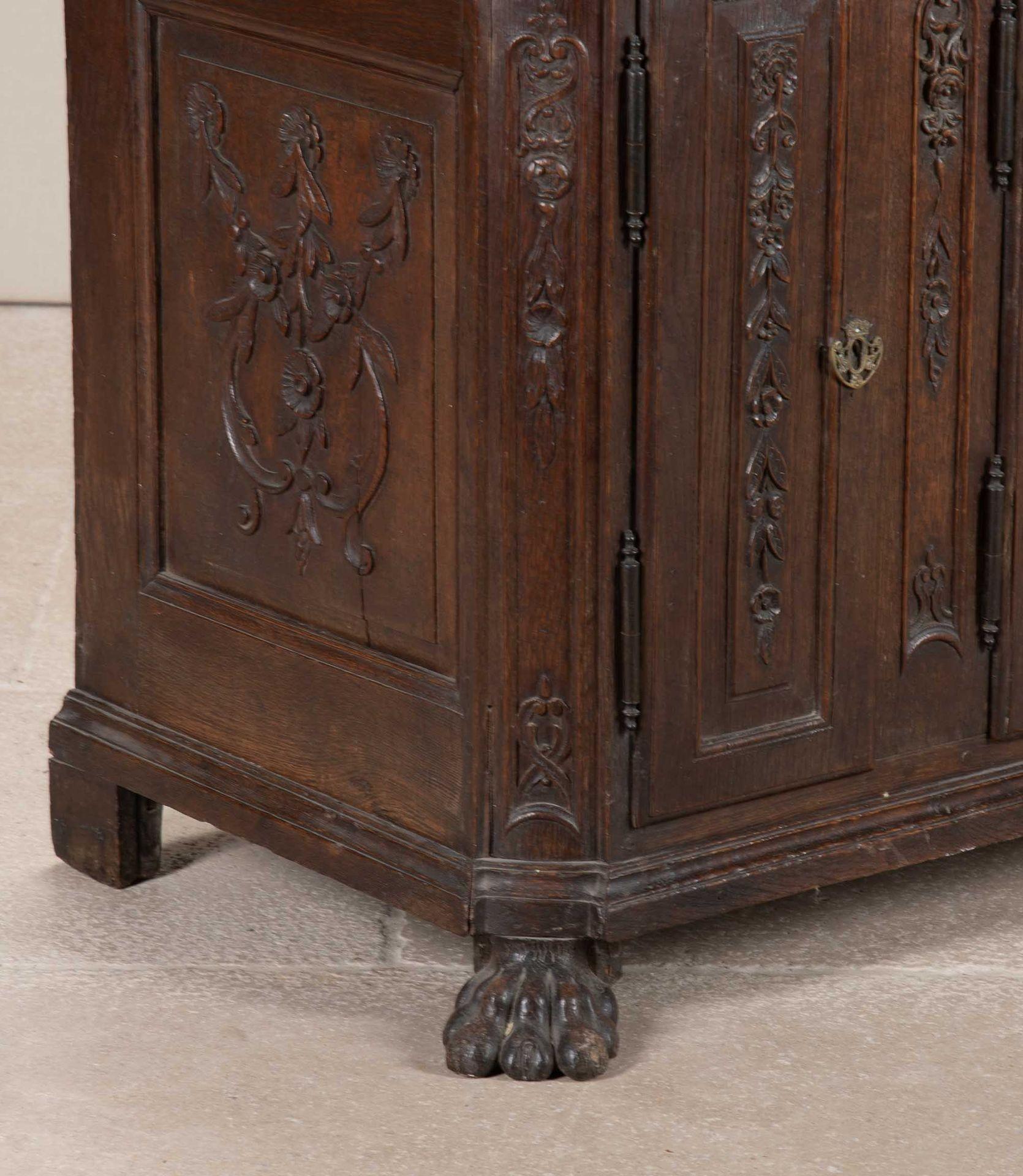 Belgischer Schrank aus geschnitzter Eiche aus dem 18. im Angebot 11