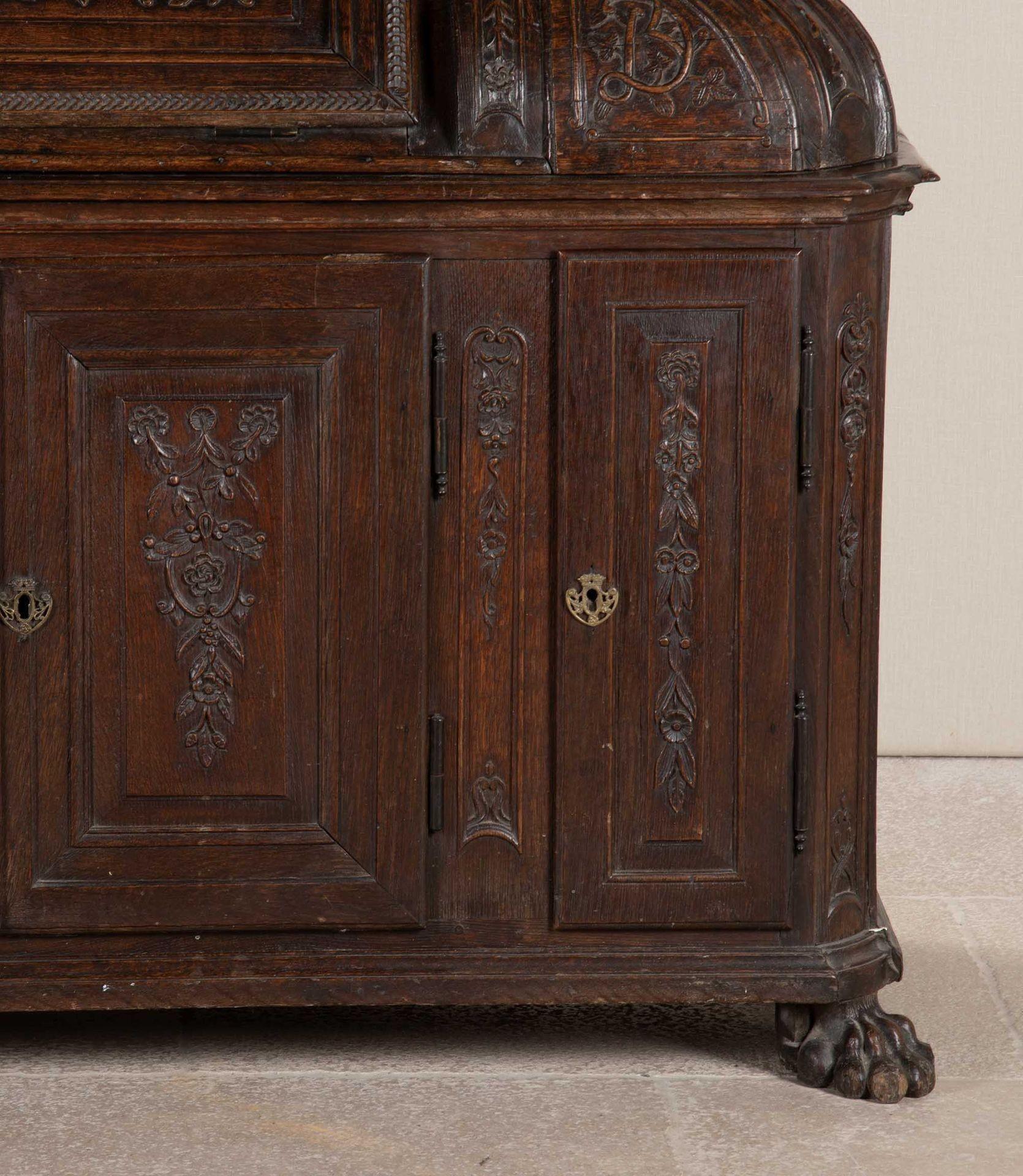 Belgischer Schrank aus geschnitzter Eiche aus dem 18. im Angebot 12