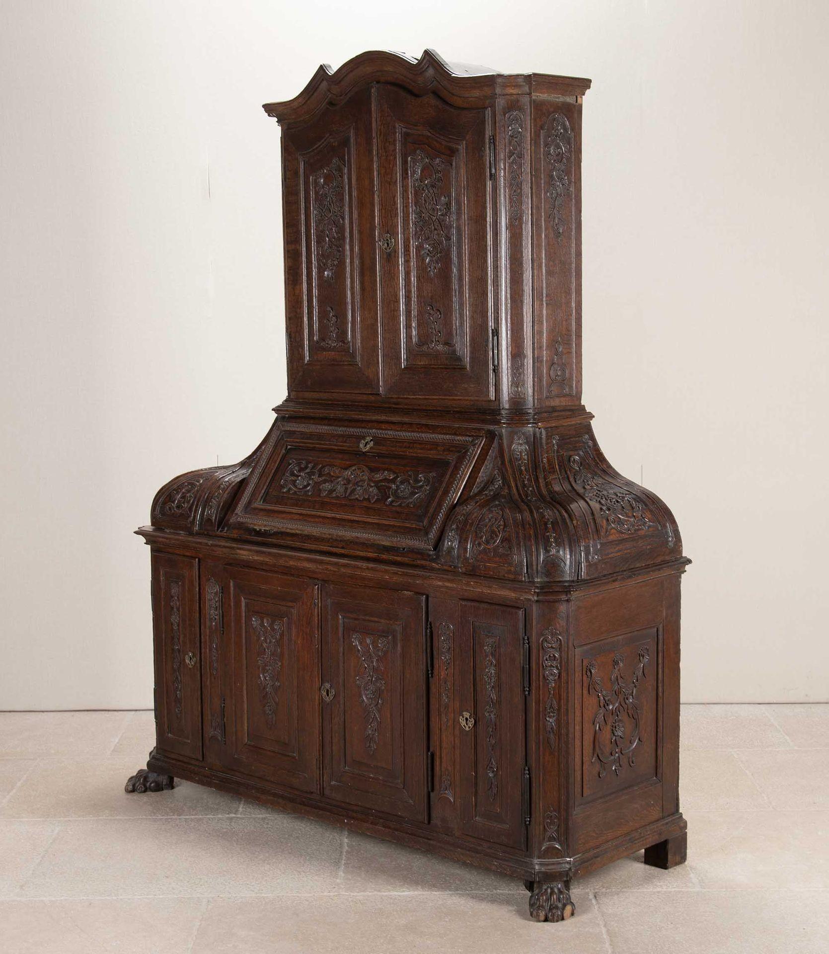 Belgischer Schrank aus geschnitzter Eiche aus dem 18. (Neoklassisch) im Angebot