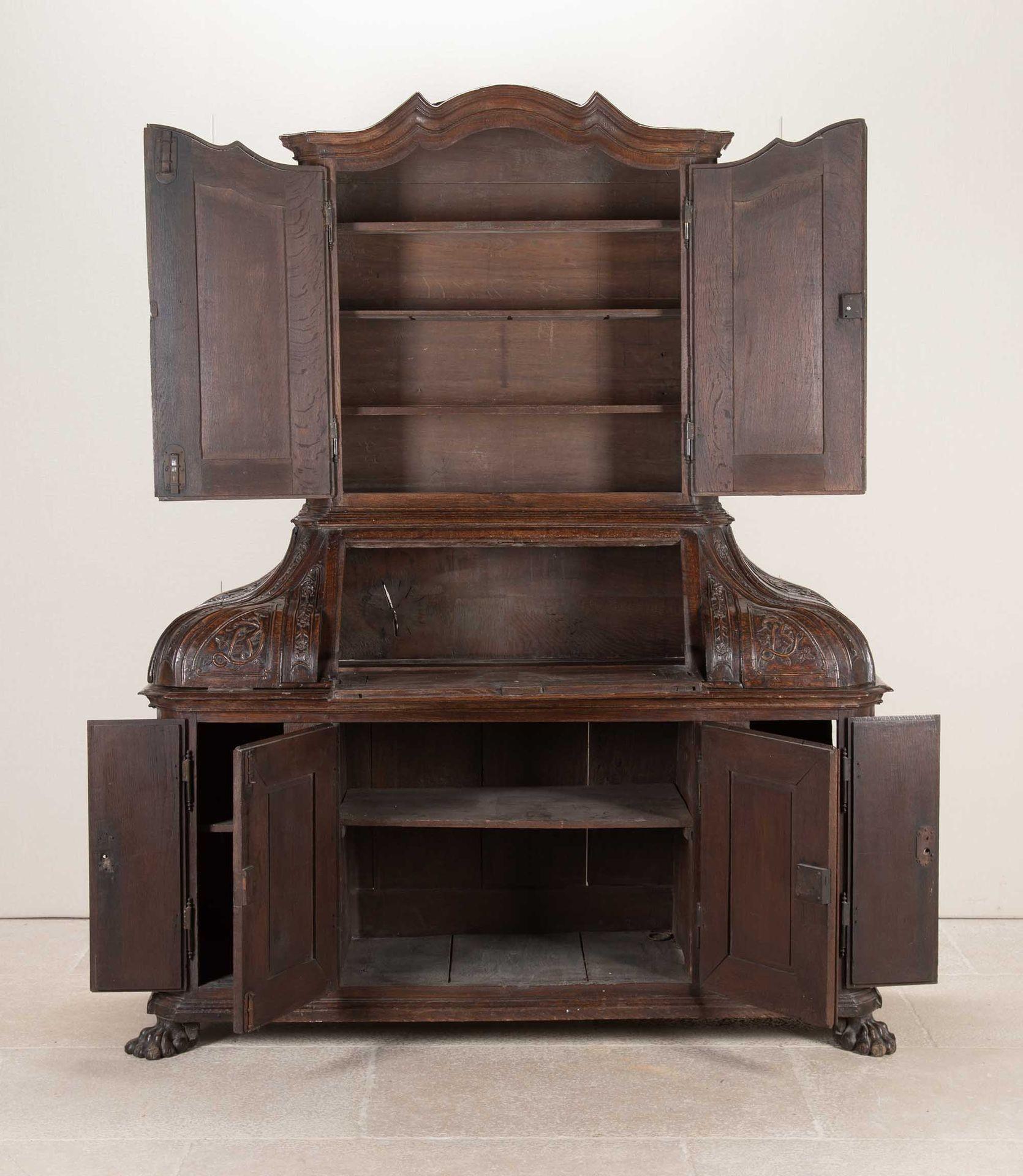 Belgischer Schrank aus geschnitzter Eiche aus dem 18. im Zustand „Gut“ im Angebot in Gloucestershire, GB
