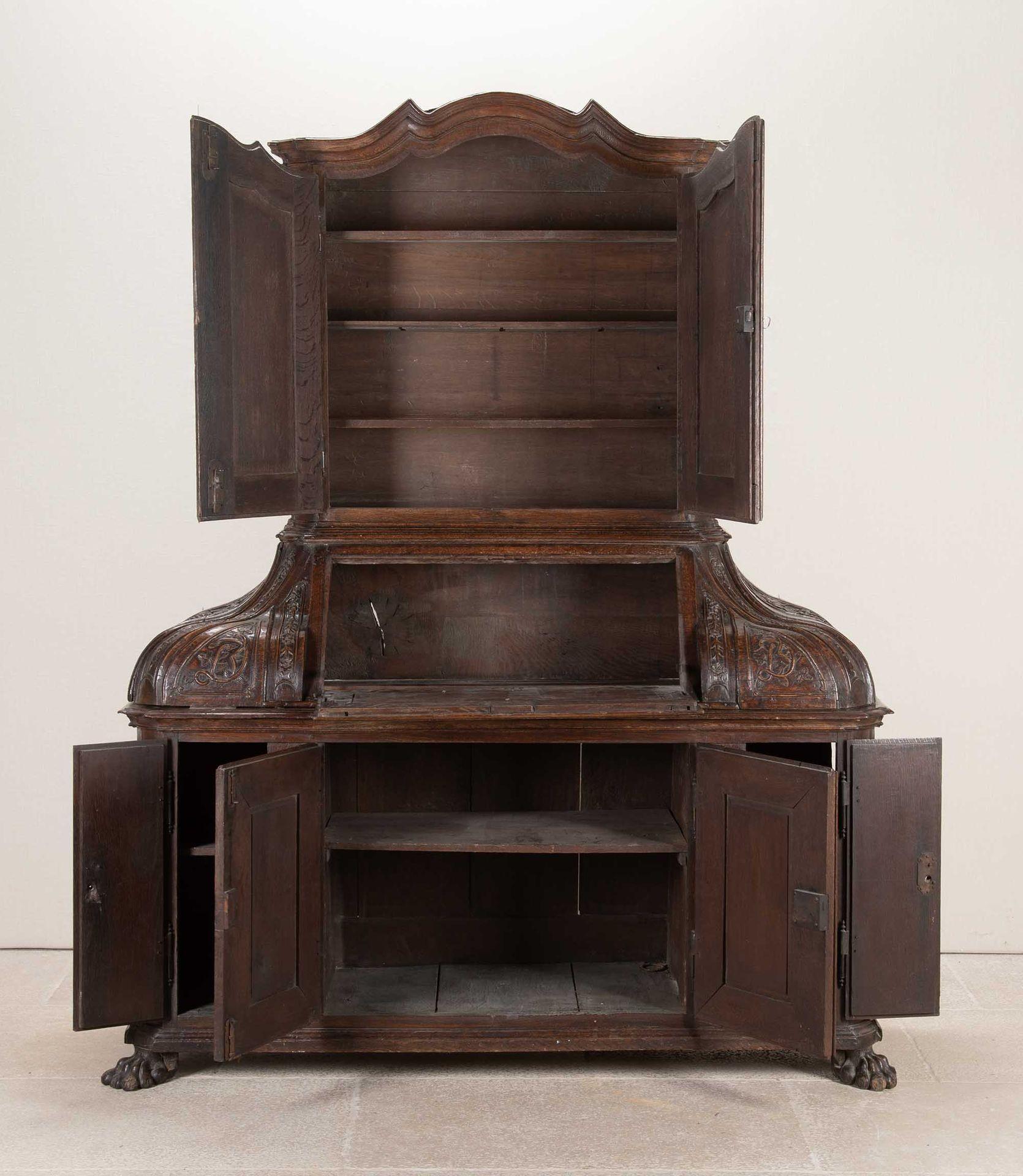 Belgischer Schrank aus geschnitzter Eiche aus dem 18. (18. Jahrhundert) im Angebot