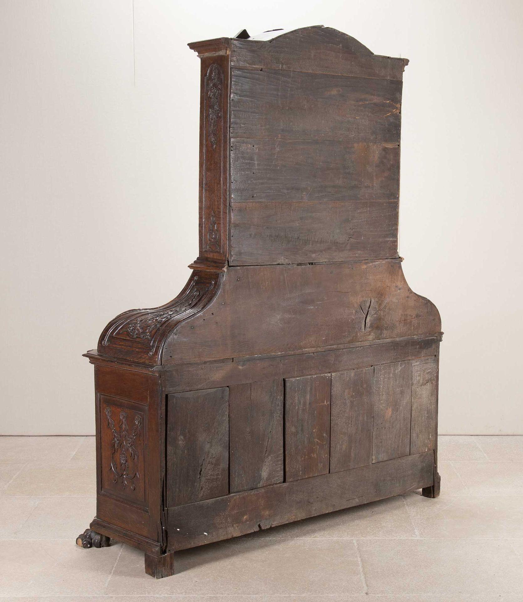 Belgischer Schrank aus geschnitzter Eiche aus dem 18. (Eichenholz) im Angebot