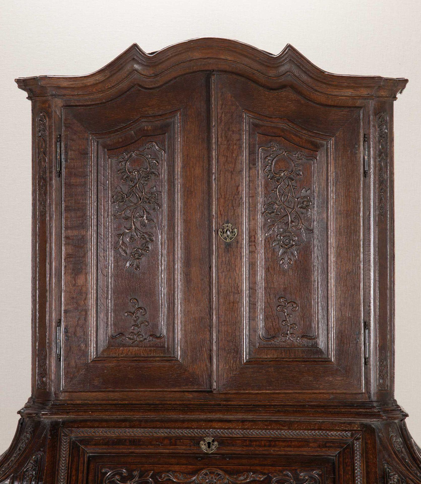 Belgischer Schrank aus geschnitzter Eiche aus dem 18. im Angebot 1