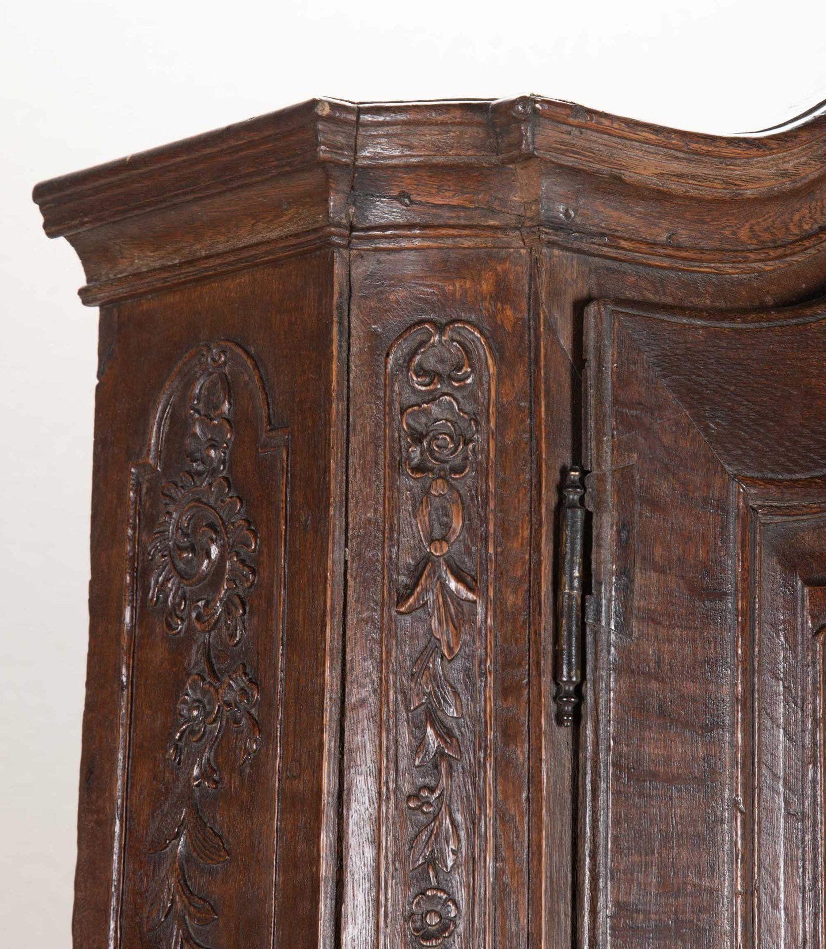 Belgischer Schrank aus geschnitzter Eiche aus dem 18. im Angebot 2