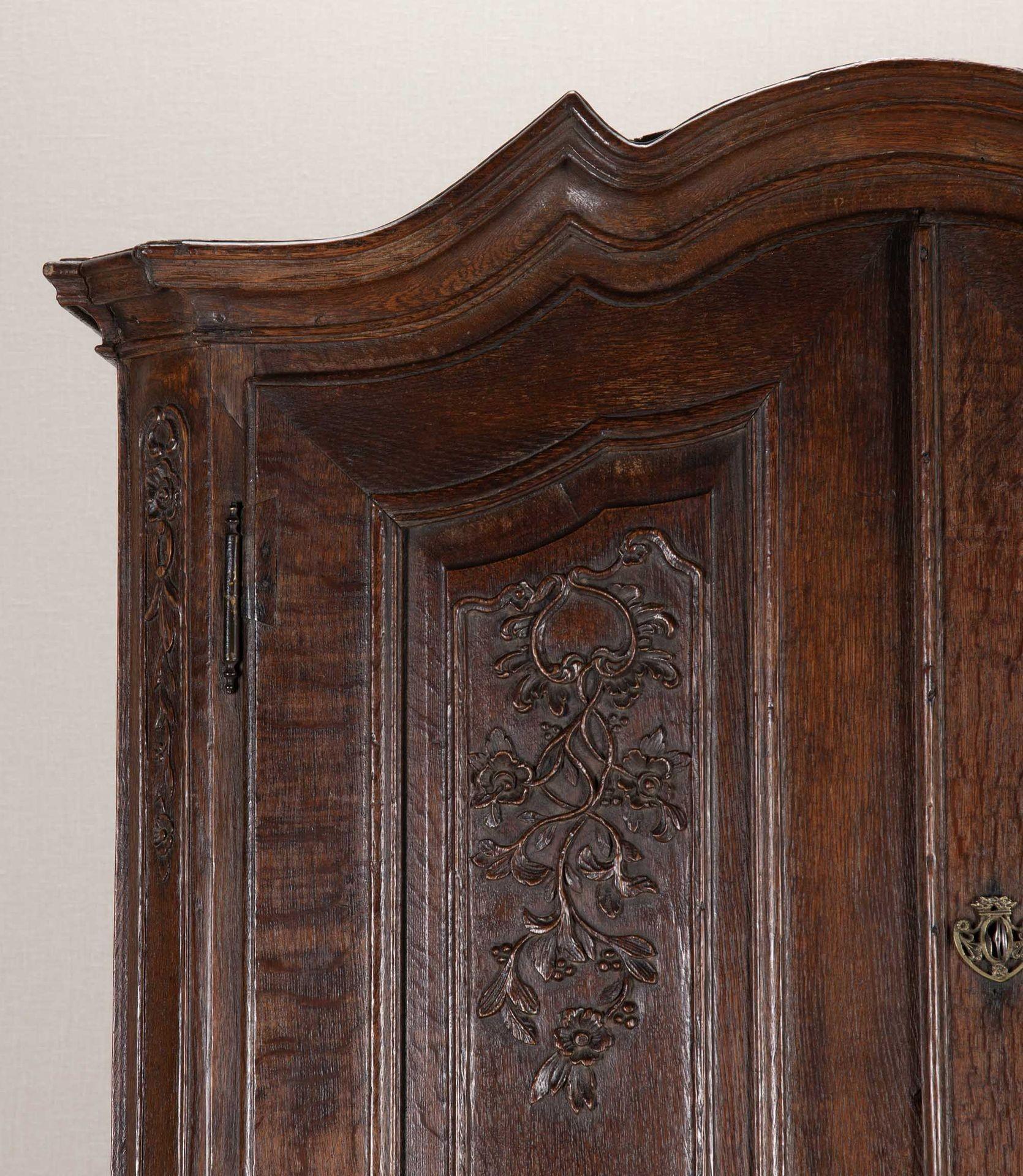 Belgischer Schrank aus geschnitzter Eiche aus dem 18. im Angebot 3