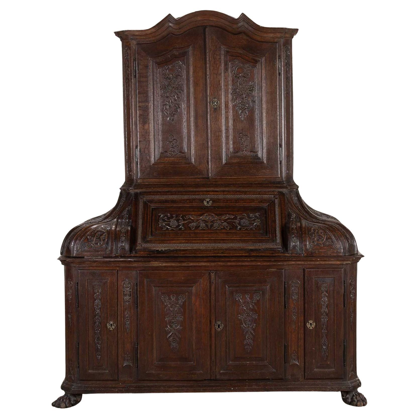 Armoire en chêne sculpté belge du 18e siècle